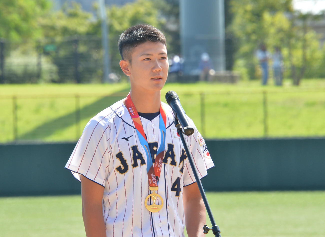 特別表彰を受け、あいさつする仙台育英・山田（撮影・濱本神威）
