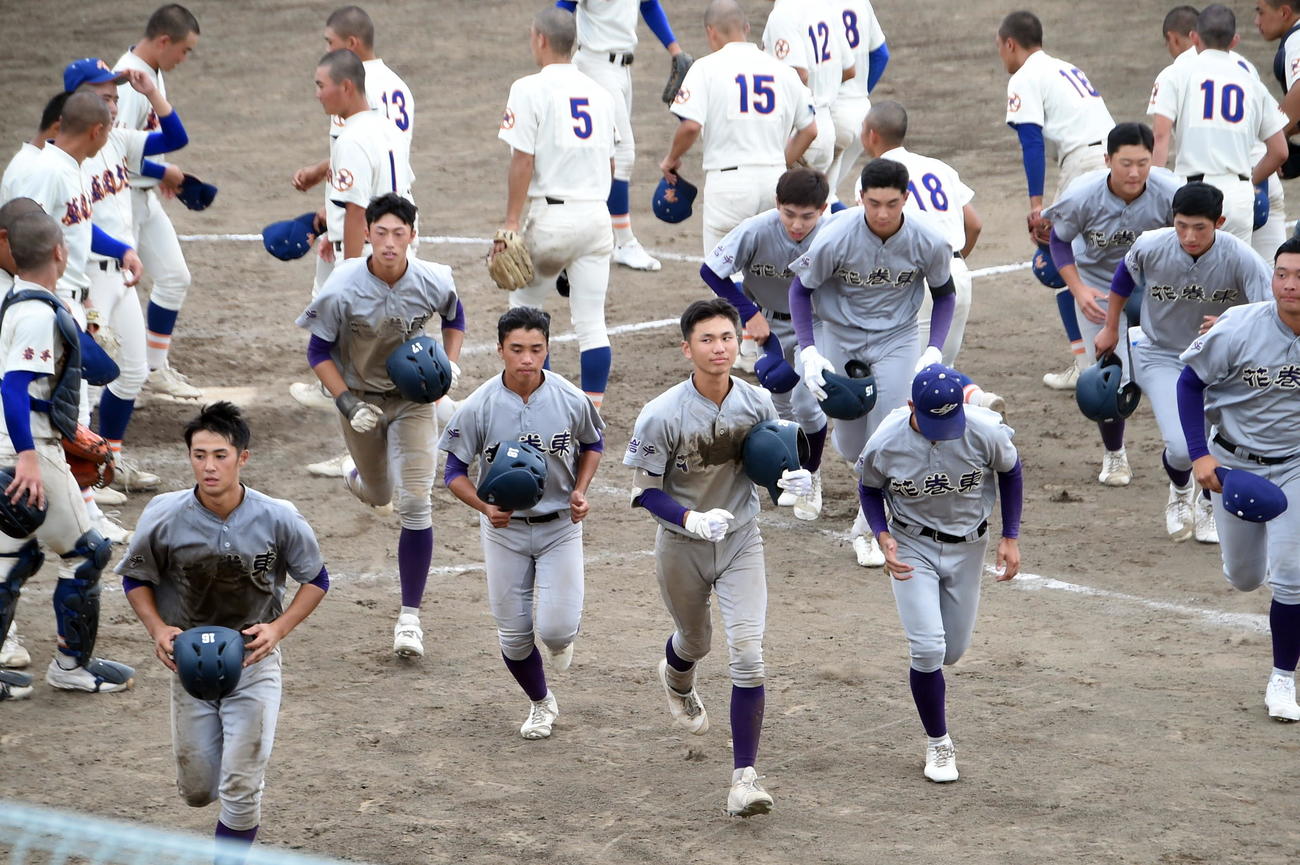 花巻東対盛岡大付　初戦敗退しベンチに引き揚げる花巻東の選手たち（撮影・山田愛斗）