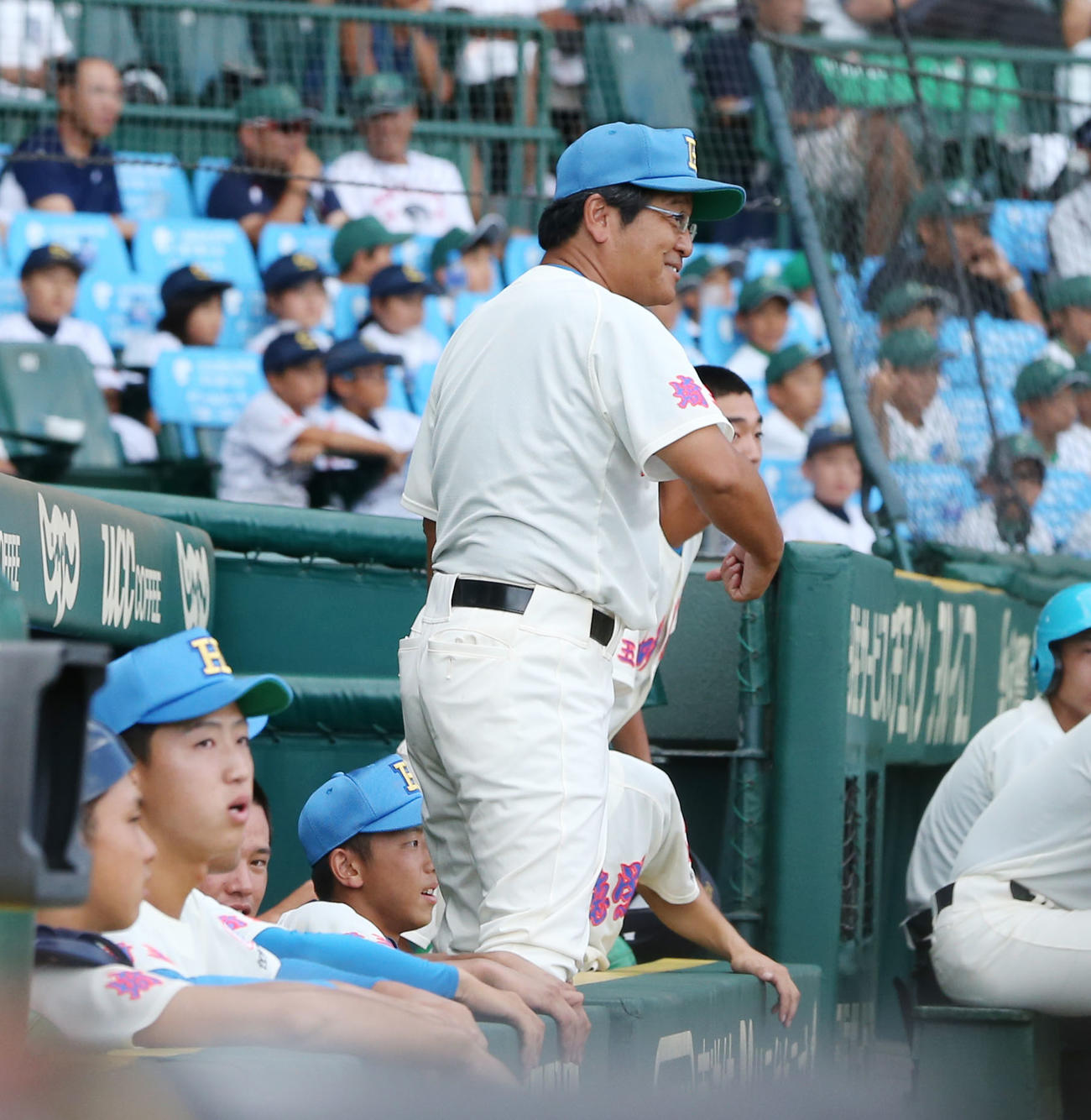 花咲徳栄対鳴門　8回表花咲徳栄2死一、二塁、井上朋也の適時打で逆転した花咲徳栄・岩井監督は笑顔を見せる（2018年8月8日撮影）