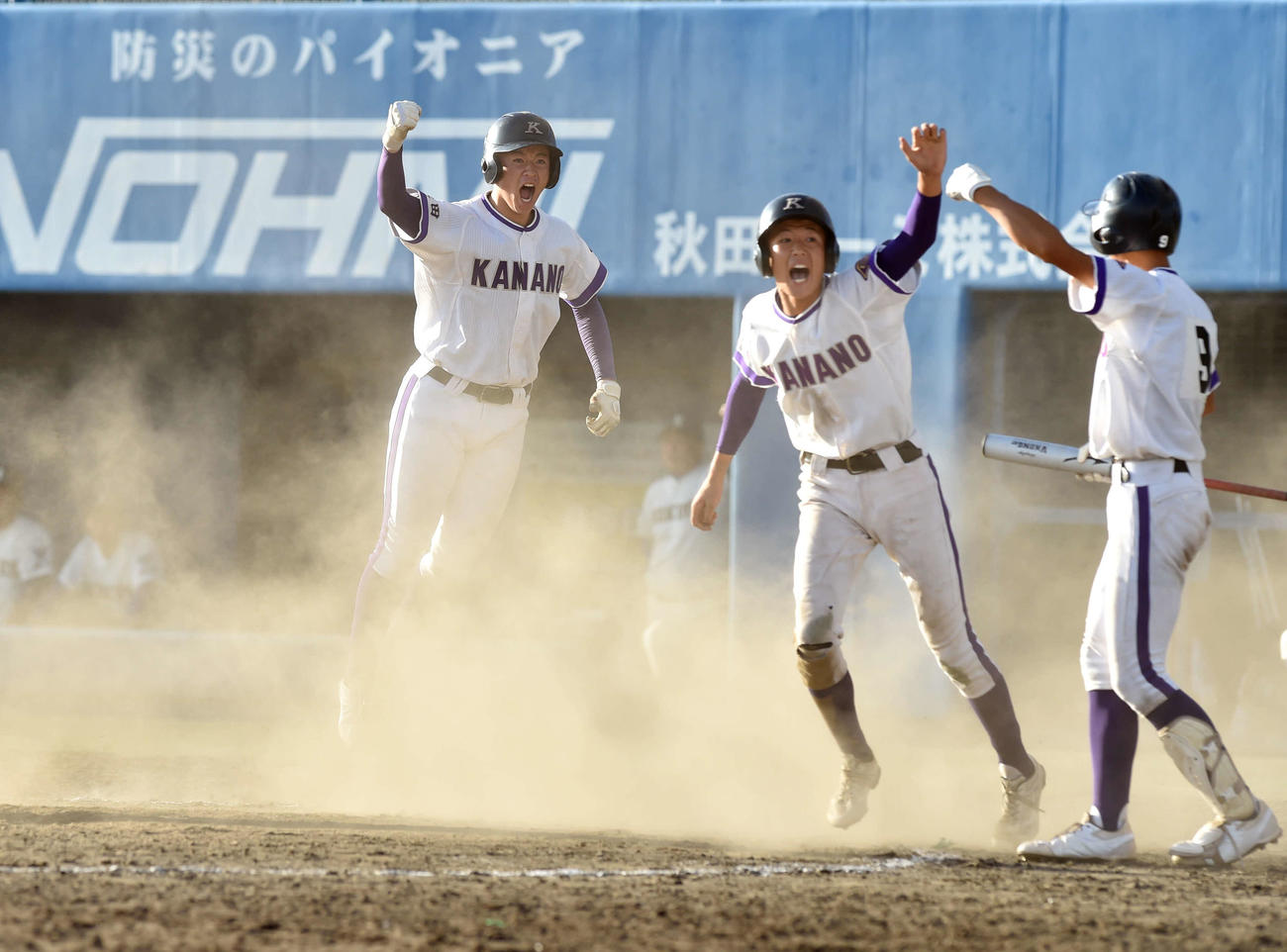 11回表金足農1死満塁、加藤の投安打で生還し、ガッツポーズする二走吉田（中央後方）（撮影・相沢孔志）