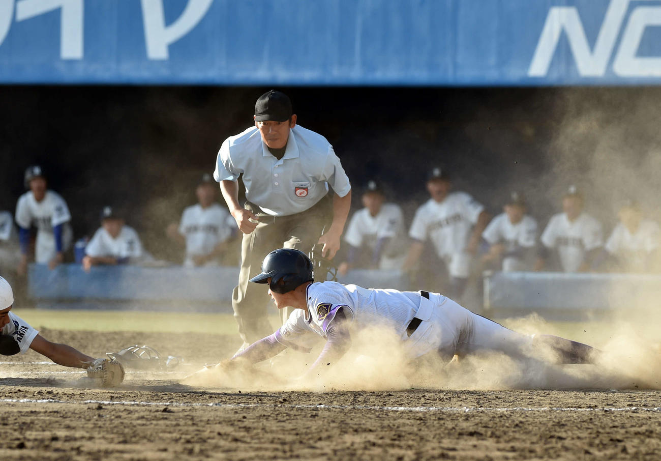 11回、加藤の投安打で生還する二走吉田