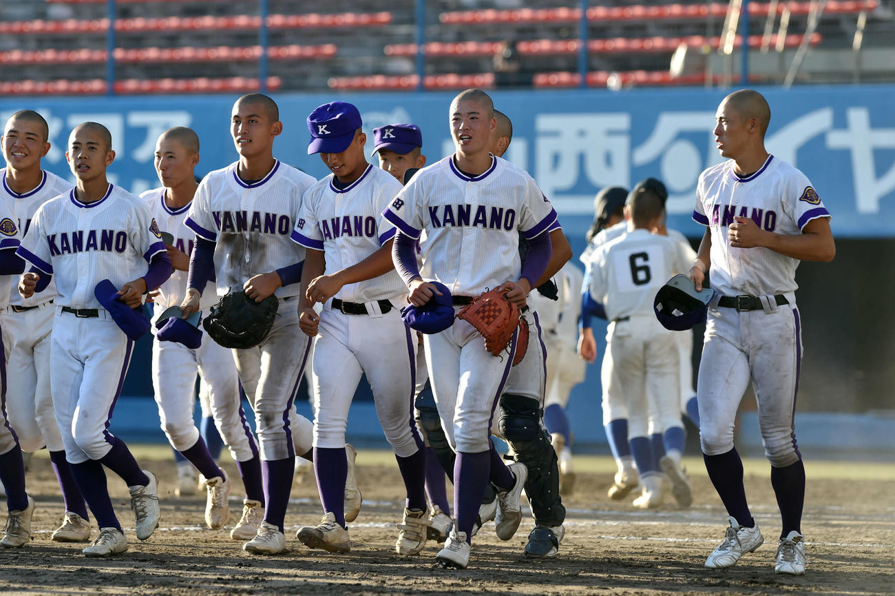 決勝進出と東北大会出場を決め、応援席にあいさつに向かう金足農・吉田（右から2人目）らナイン（撮影・相沢孔志）