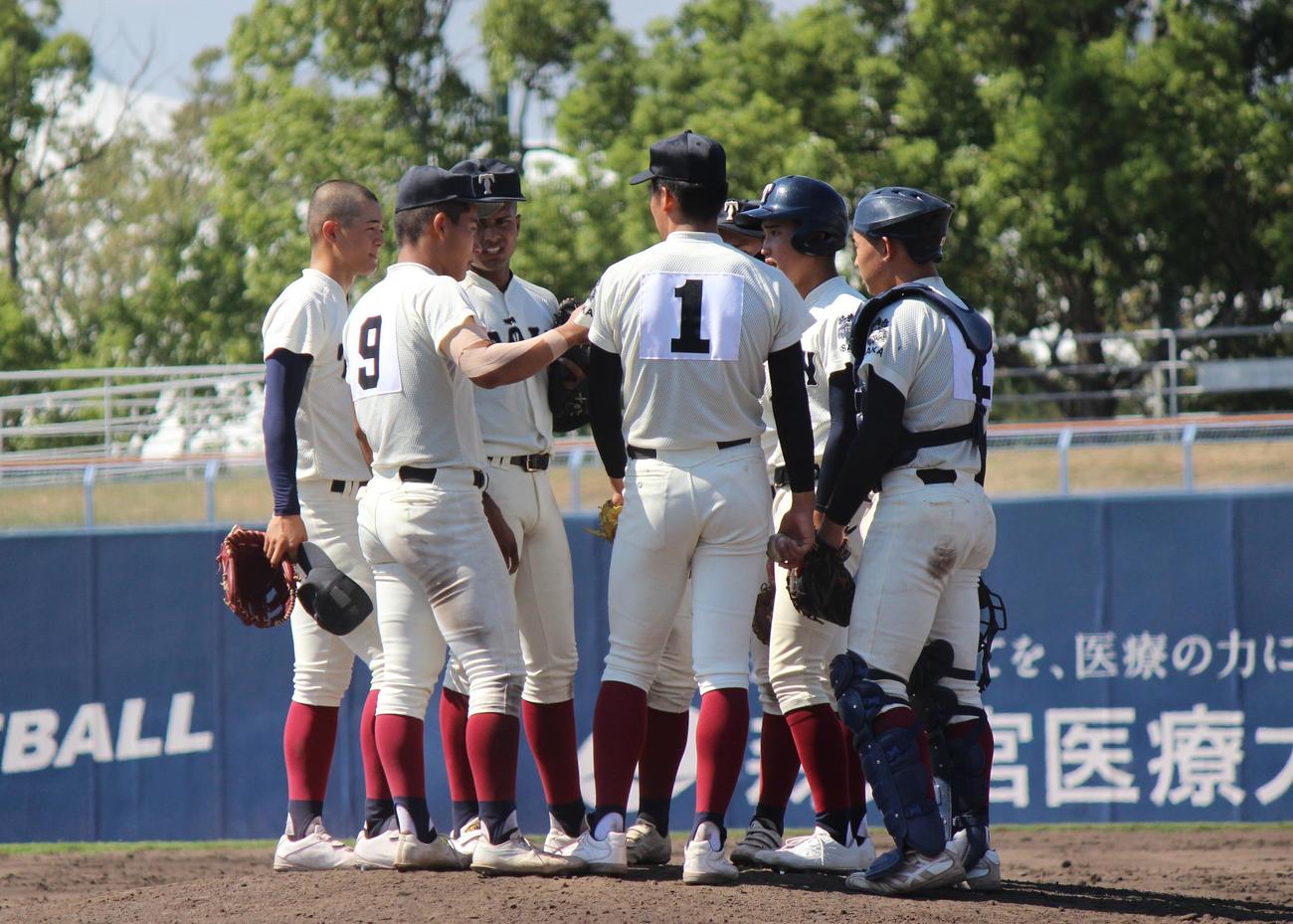 8回のピンチでマウンドに集まる大阪桐蔭（撮影・柏原誠）