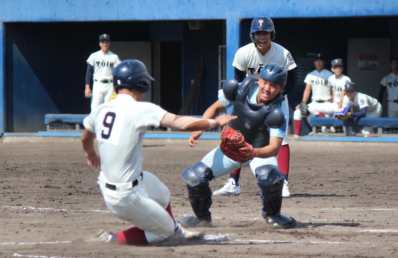 3回、本塁憤死する大阪桐蔭・徳丸。捕手田又（撮影・柏原誠）