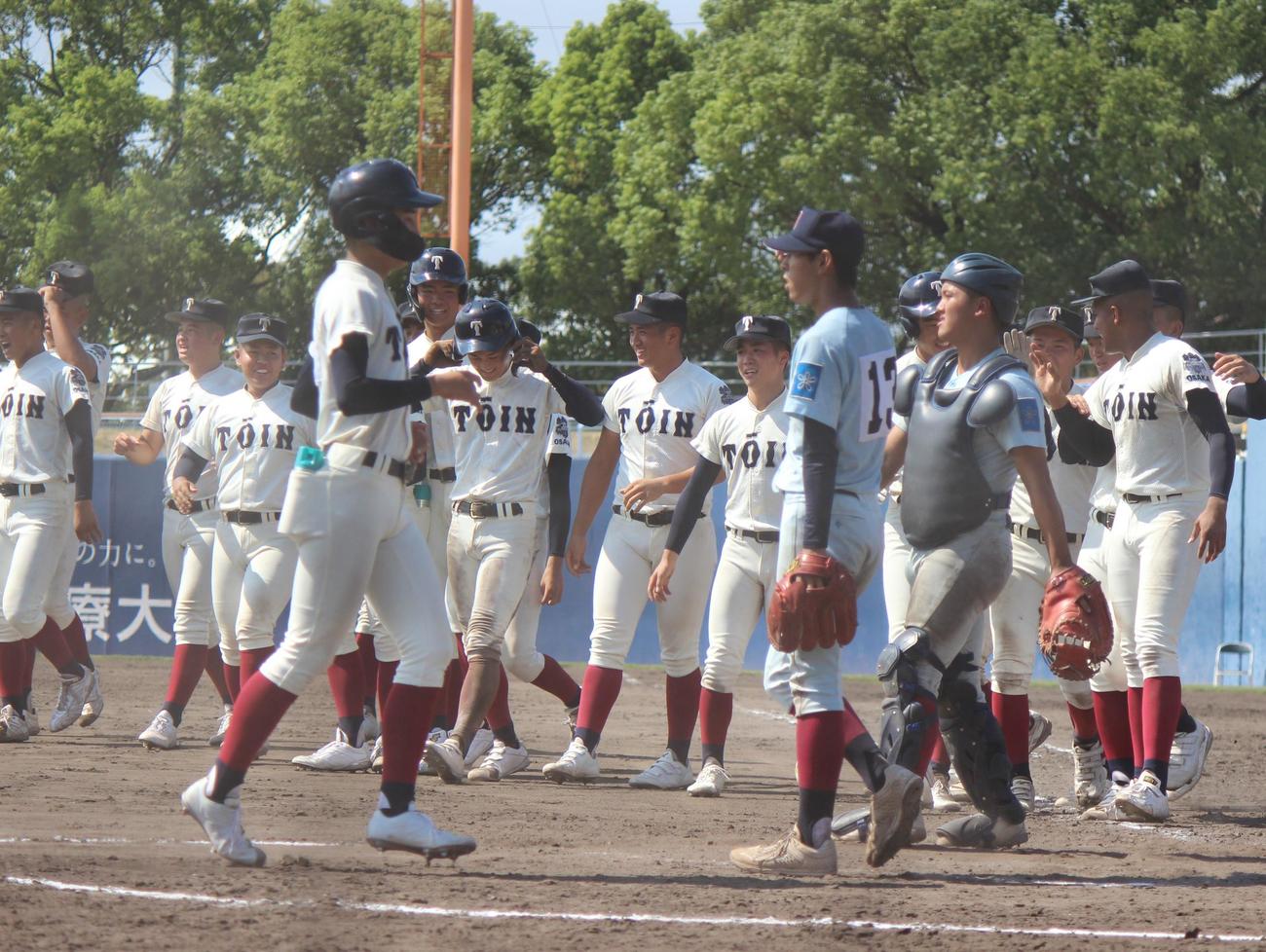サヨナラ勝ちし笑顔で整列する大阪桐蔭（撮影・柏原誠）