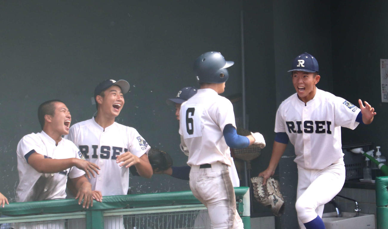 大阪大会　履正社対関大北陽　4回に決勝打の左ソロ本塁打を放った履正社の「1番・遊撃」矢野塁内野手（1年）がナインに迎えられる（撮影・中島麗）