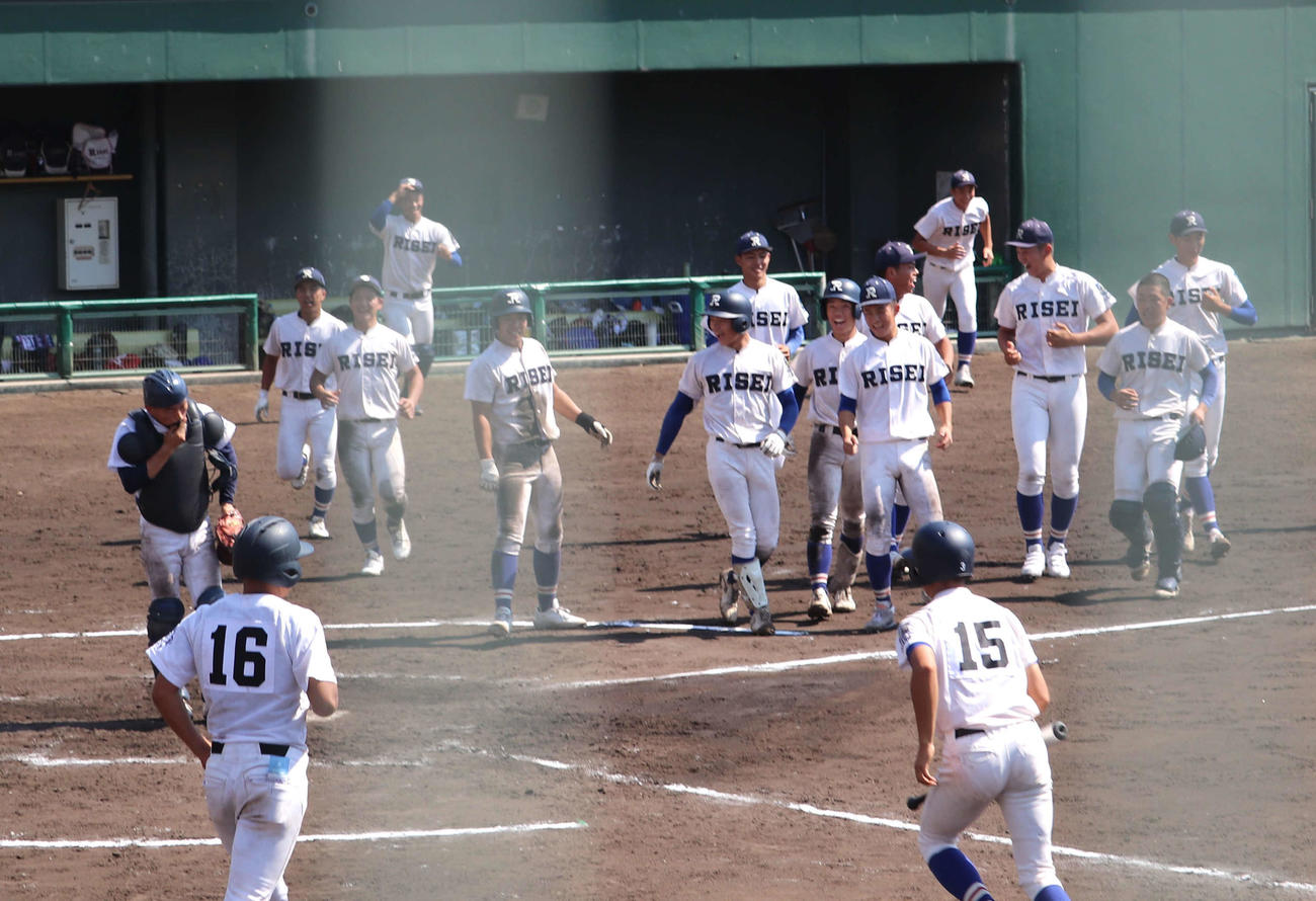 大阪大会　履正社対関大北陽　7回コールド勝ちで整列する履正社ナイン（撮影・中島麗）