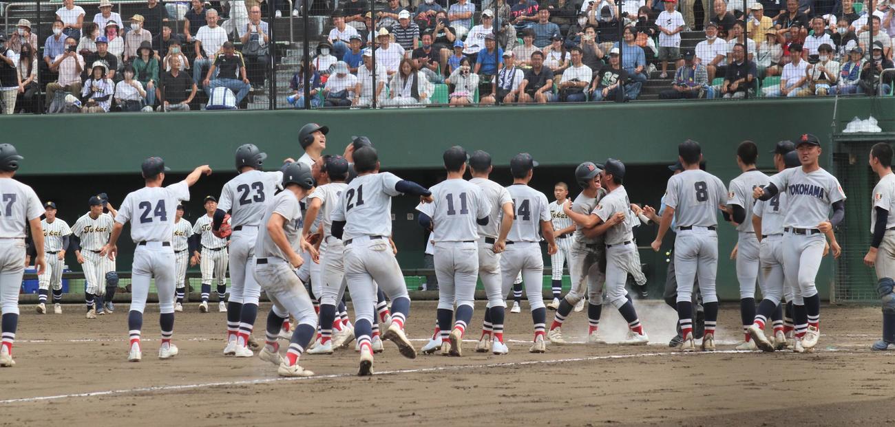 東海大相模対横浜　サヨナラ勝ちし喜ぶ横浜ナイン（撮影・星夏穂）