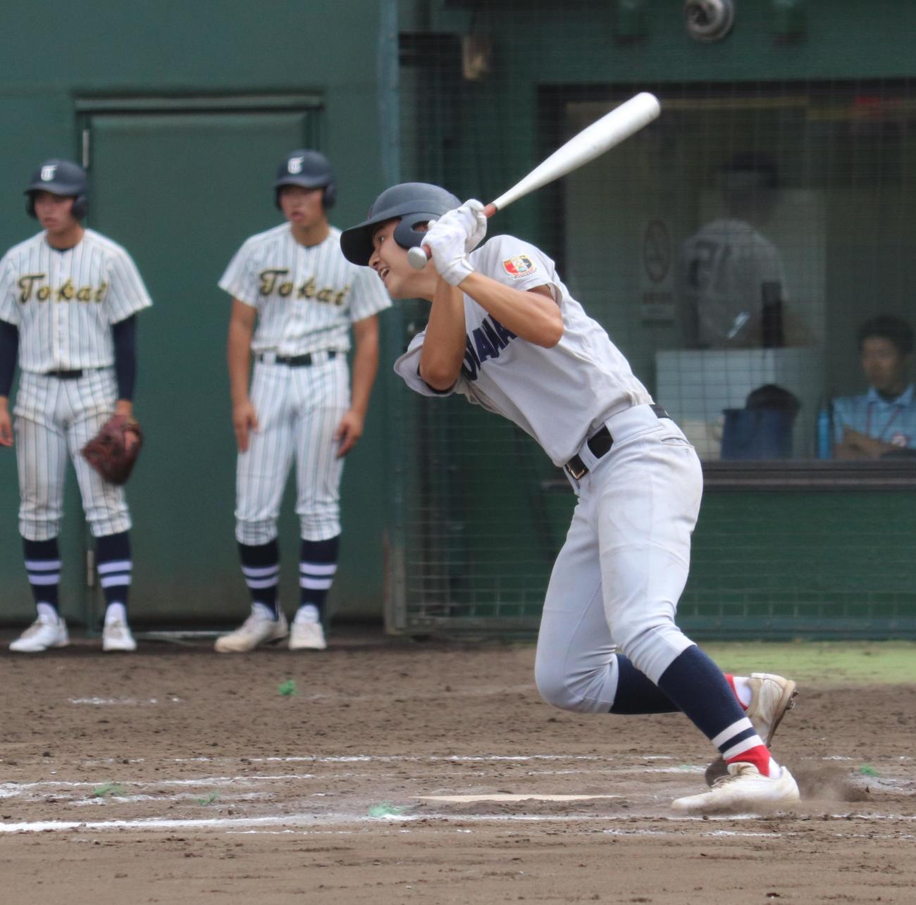 東海大相模対横浜　10回裏横浜2死満塁　サヨナラ打を放つ松本（撮影・星夏穂）