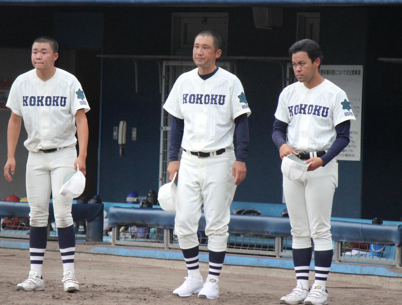 整列する興国・喜多隆志監督（中央）（撮影・柏原誠）