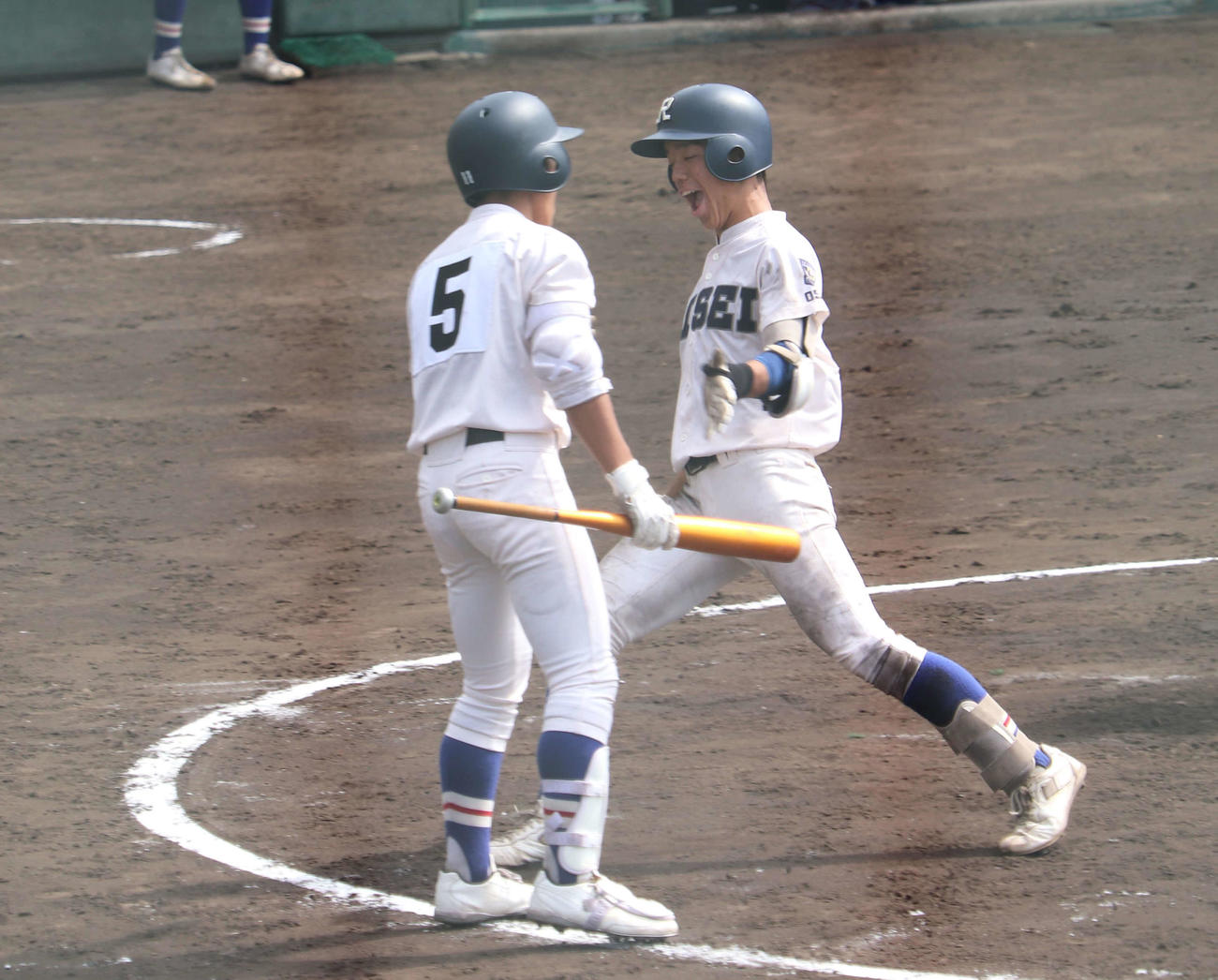 履正社対関大北陽　4回に決勝打の左ソロ本塁打を放った履正社・矢野（右）（撮影・中島麗）