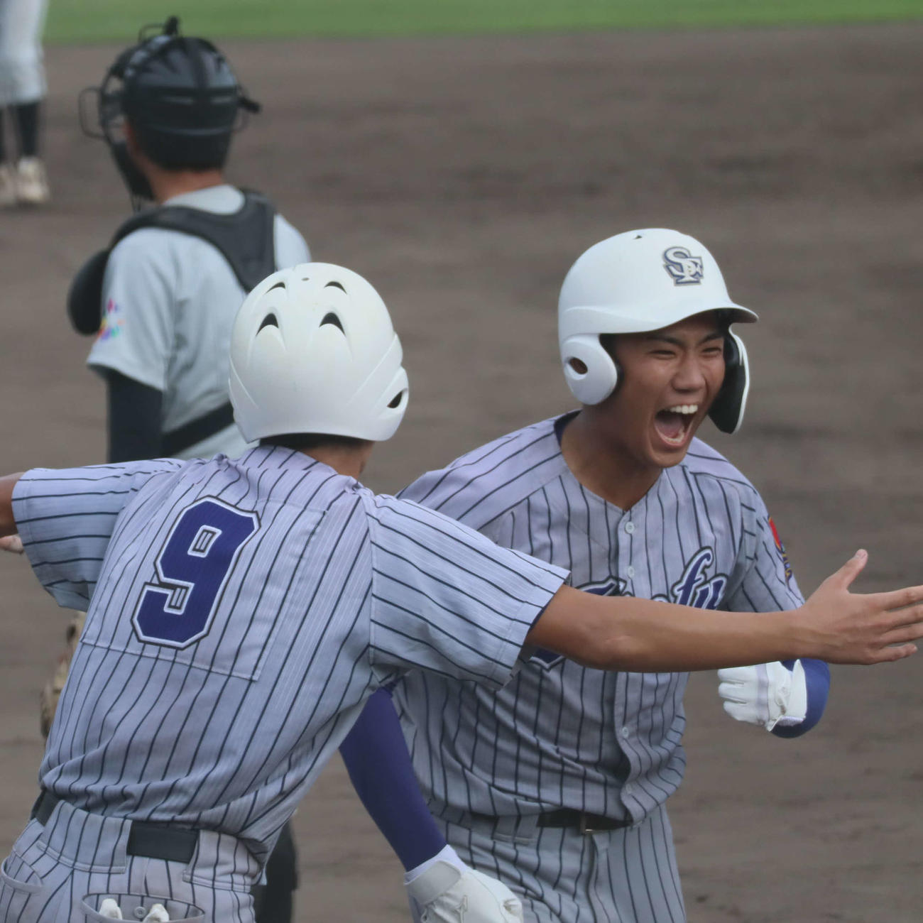 高校野球兵庫県大会　須磨翔風9回2死一、二塁で7番堀航太外野手の左適時三塁打で生還し、喜び合う一走の槙野遥斗投手（右）と二走の永光孝太郎外野手（撮影・村松万里子）