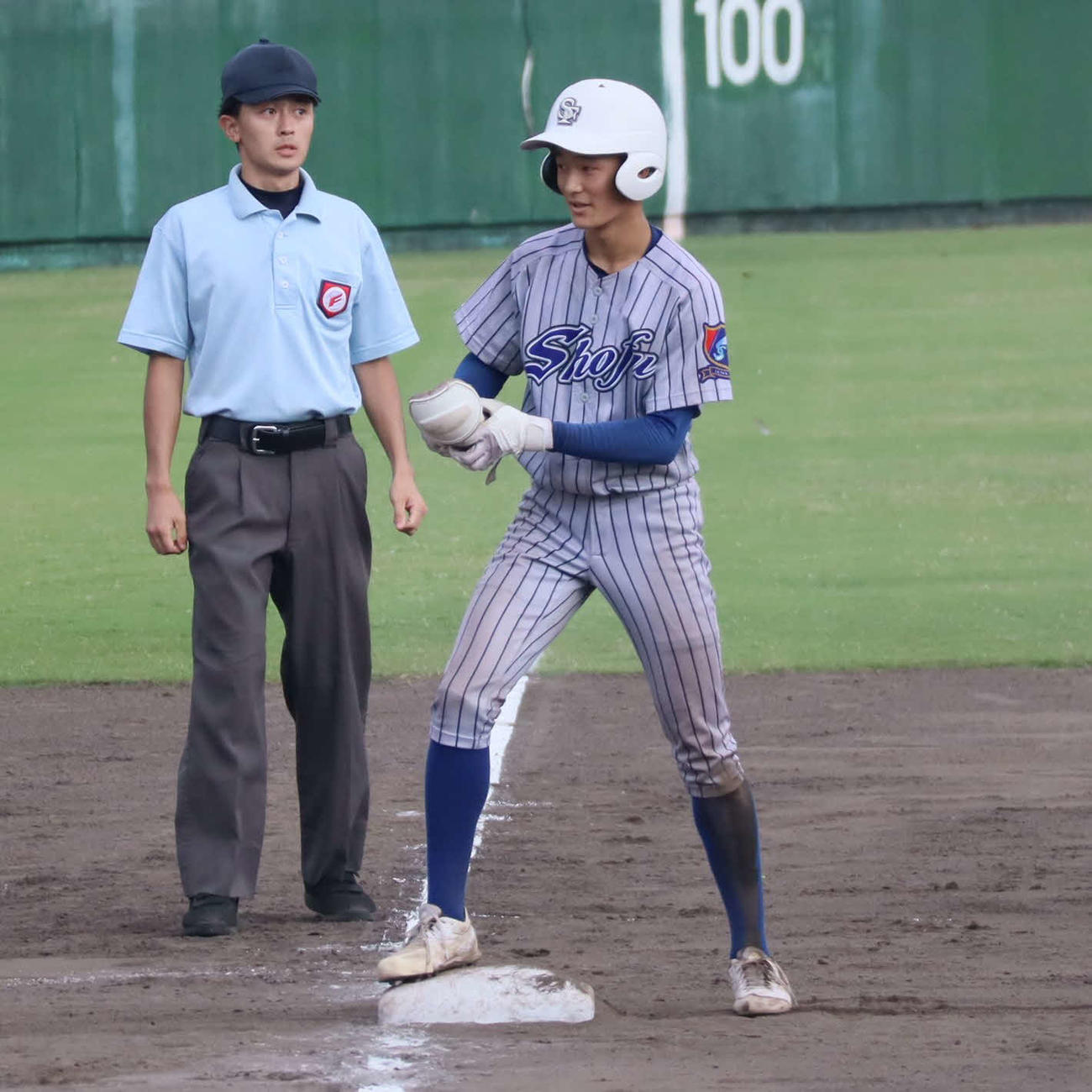 高校野球兵庫県大会　須磨翔風対彩星工科　9回2死一、二塁で左適時三塁打を放ち、塁上で喜ぶ須磨翔風の7番、堀航太外野手（撮影・村松万里子）