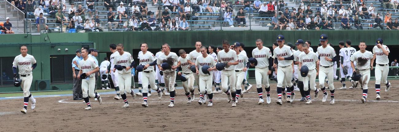 浦和学院対昌平　試合後の浦和学院ナイン（撮影・星夏穂）