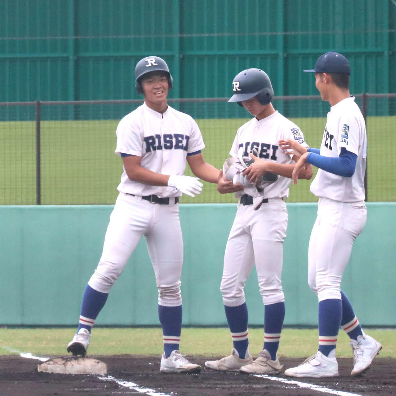 秋季近畿地区大会大阪府予選　履正社対東海大仰星　1回2死三塁で左前適時打を放ち、塁上で笑顔の履正社、嶋田翔英捕手（撮影・村松万里子）
