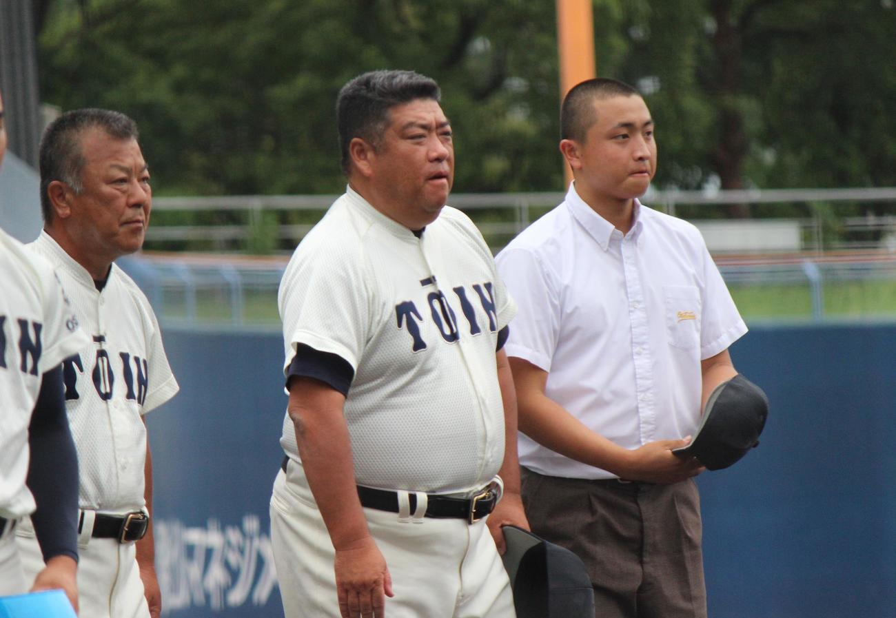 試合開始の整列時にあいさつする大阪桐蔭・西谷監督（撮影・柏原誠）
