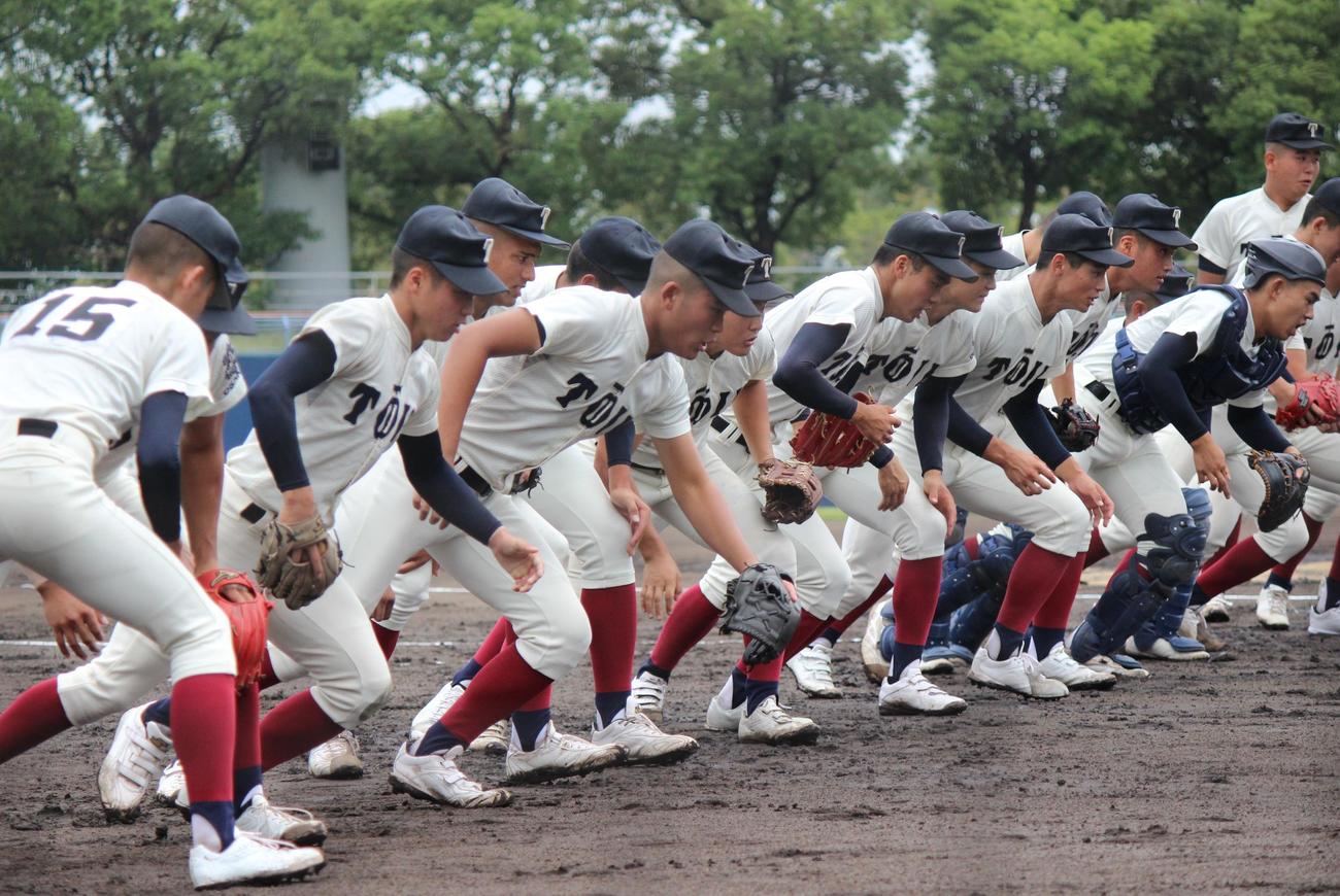 試合開始の整列に向かう大阪桐蔭（撮影・柏原誠）