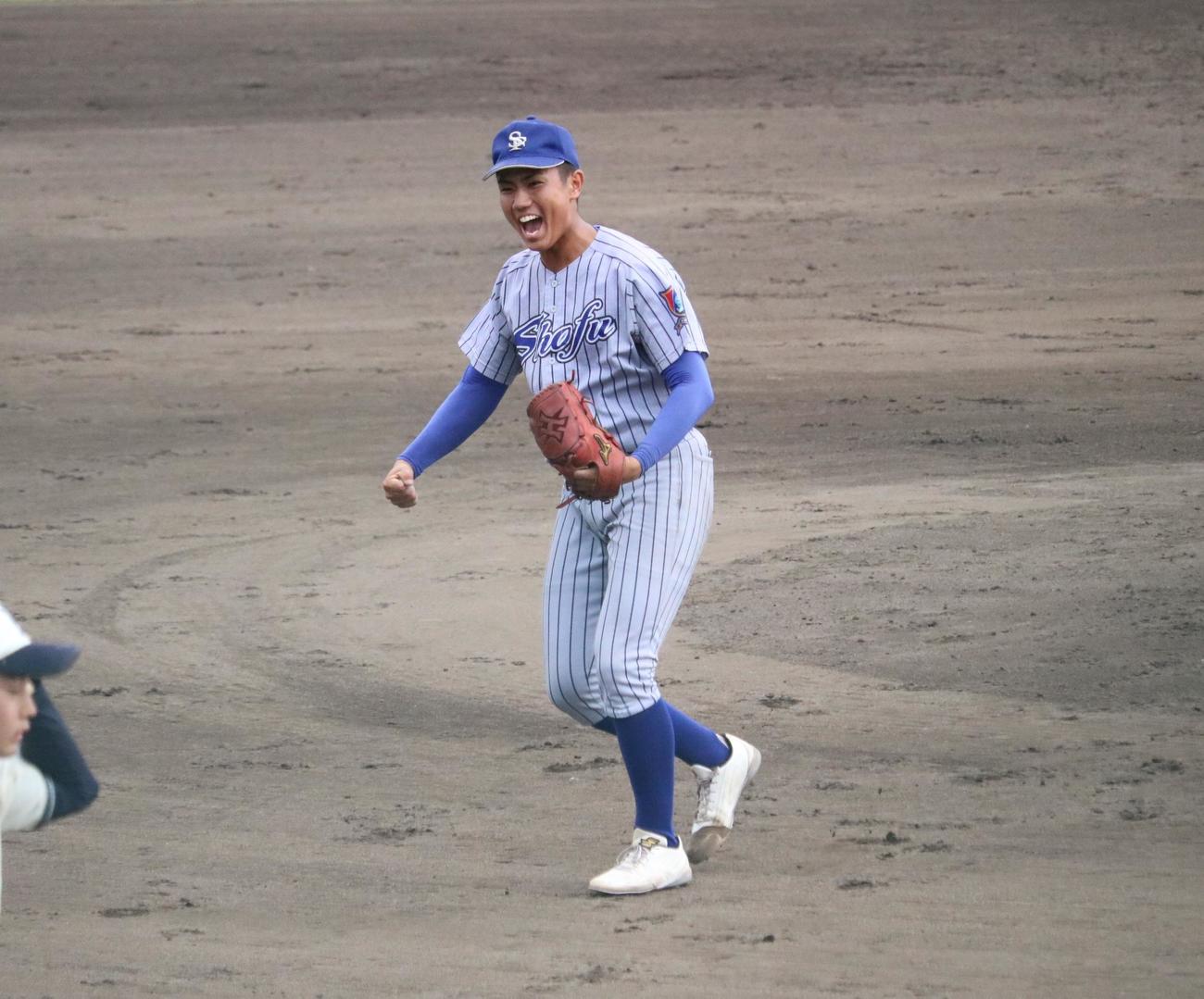 須磨翔風対長田　須磨翔風の槙野遥斗投手（2年）が完投勝ちを決めてほえる（撮影・林亮佑）＝2023年10月1日、ウインク