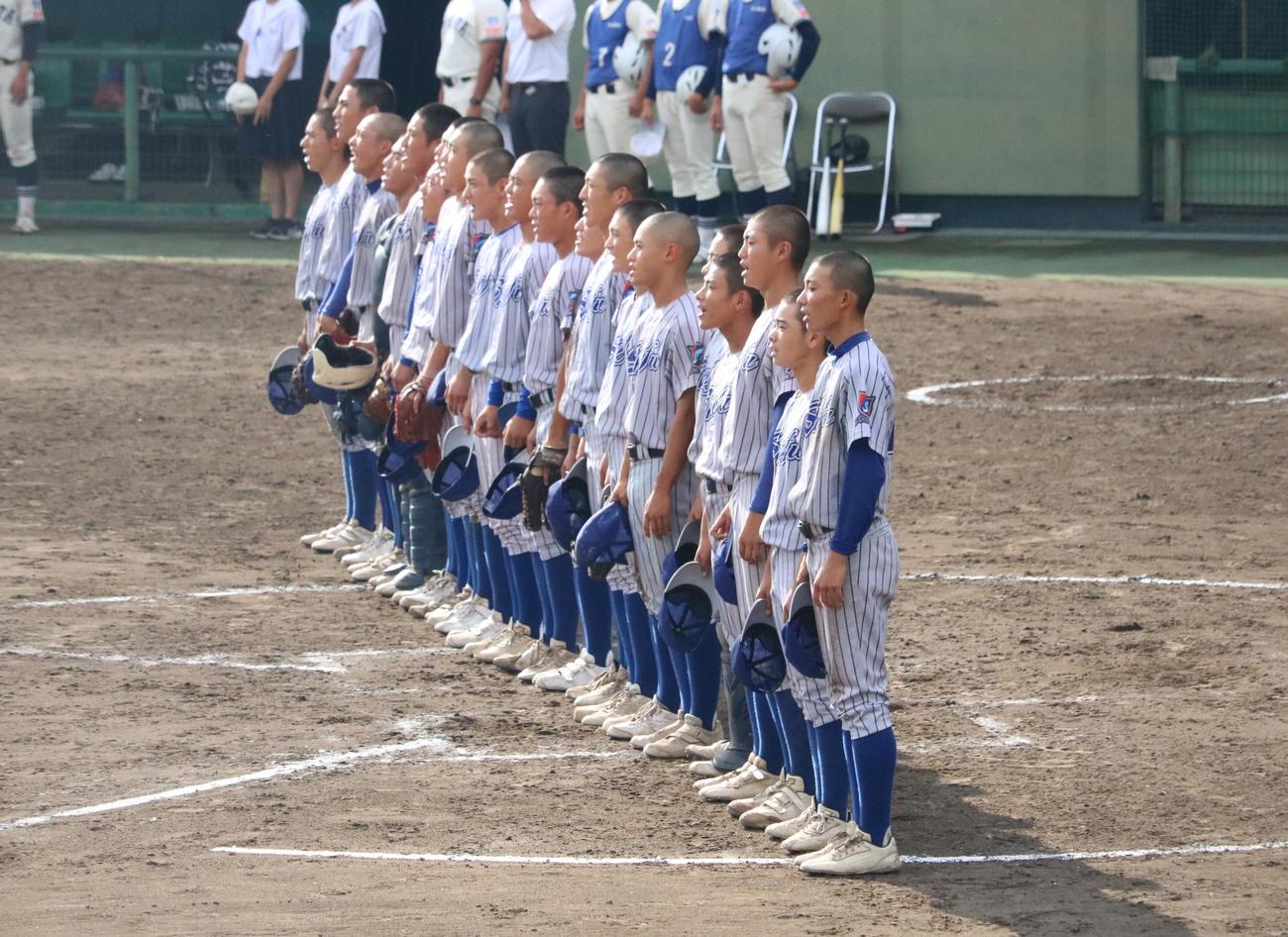 須磨翔風対長田　決勝進出を決めて校歌を歌う須磨翔風ナイン（撮影・林亮佑）＝2023年10月1日、ウインク