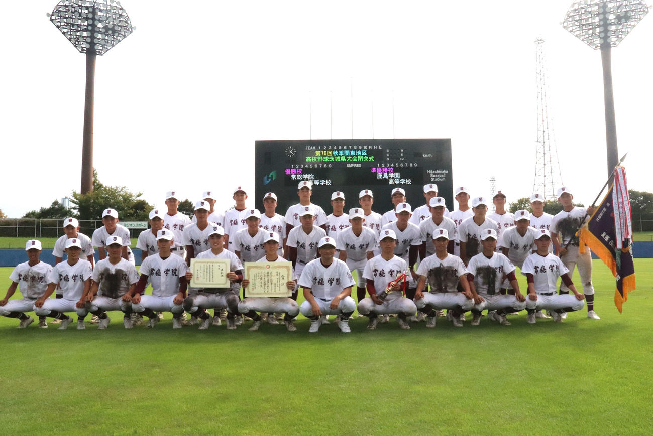 常総学院ー鹿島学園　3年ぶり18回目の県優勝を果たし、集合写真にうつる選手と島田監督（撮影・保坂淑子）