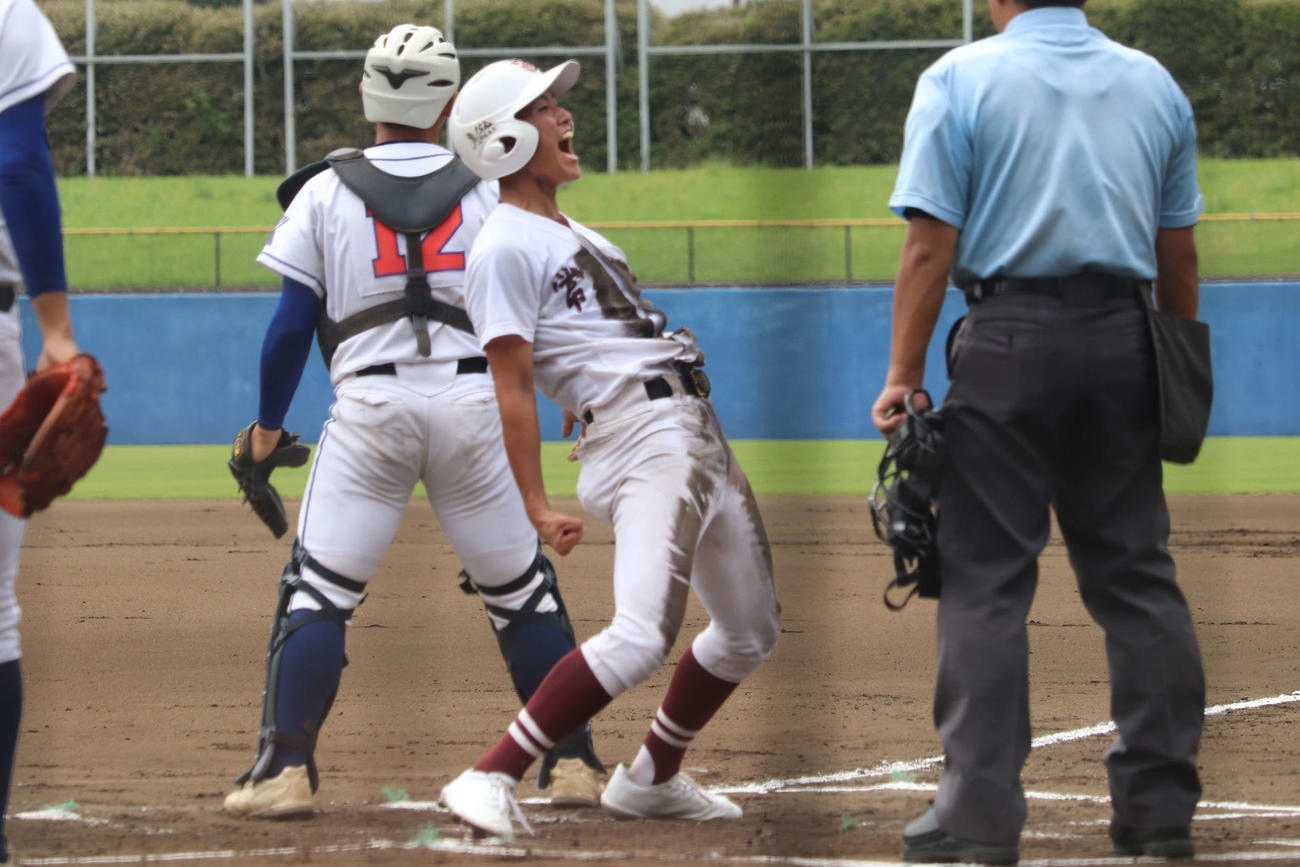 常総学院ー鹿島学園　6回裏、1死満塁で池田翔吾の右前適時打で4点目のホームを踏み、雄たけびをあげる常総学院・鈴木（撮影・保坂淑子）