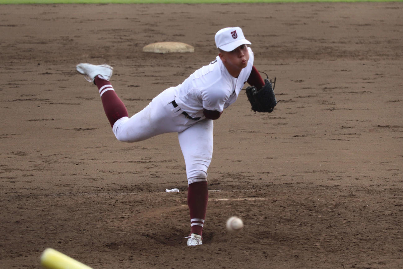常総学院ー鹿島学園　6回から5番手として登板し、4回を投げ5安打無失点に抑えた常総学院・エースの小林（撮影・保坂淑子）