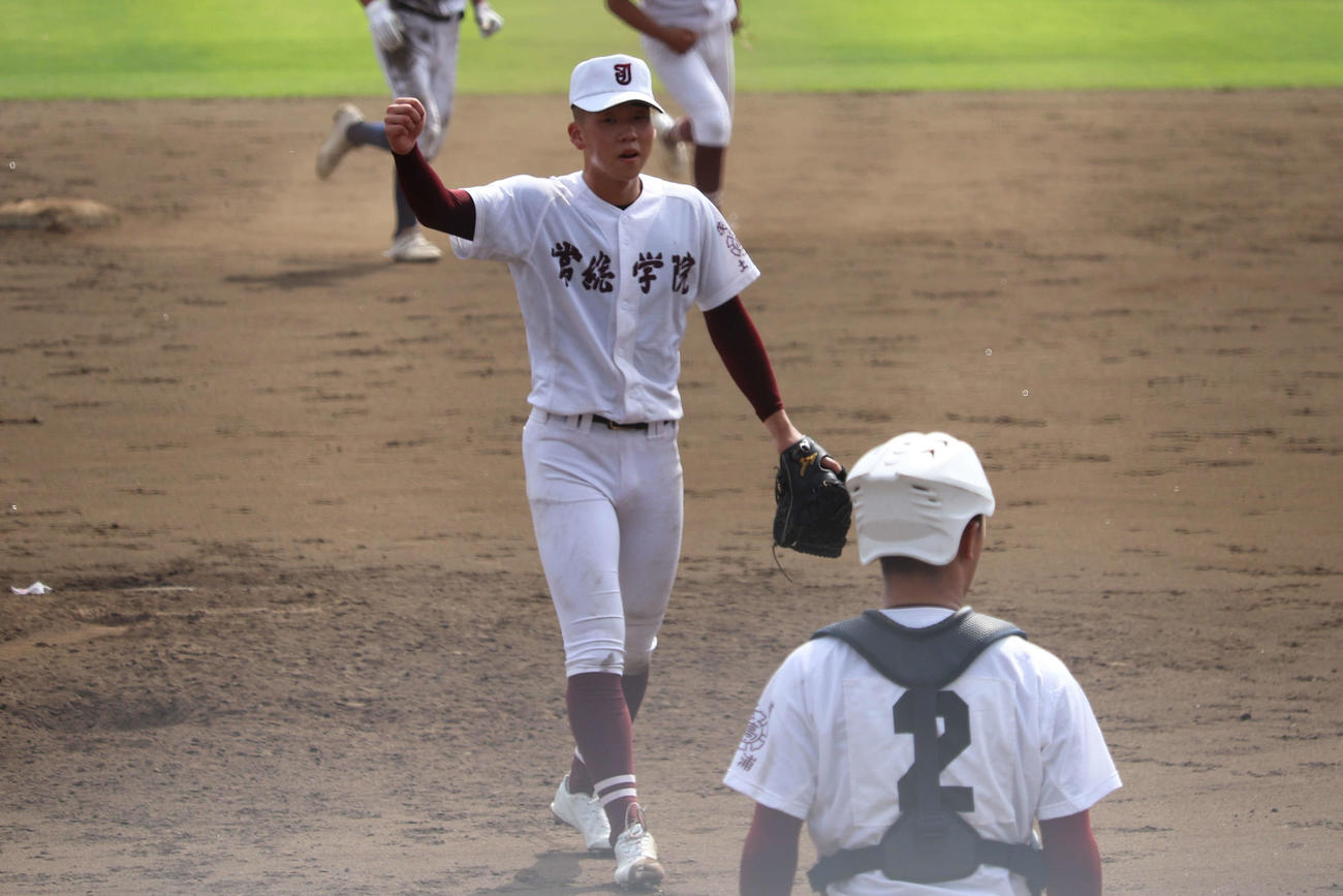 常総学院ー鹿島学園　9回裏、セカンドゴロで2死を取り、ガッツポーズを見せる常総学院・エースの小林（撮影・保坂淑子）