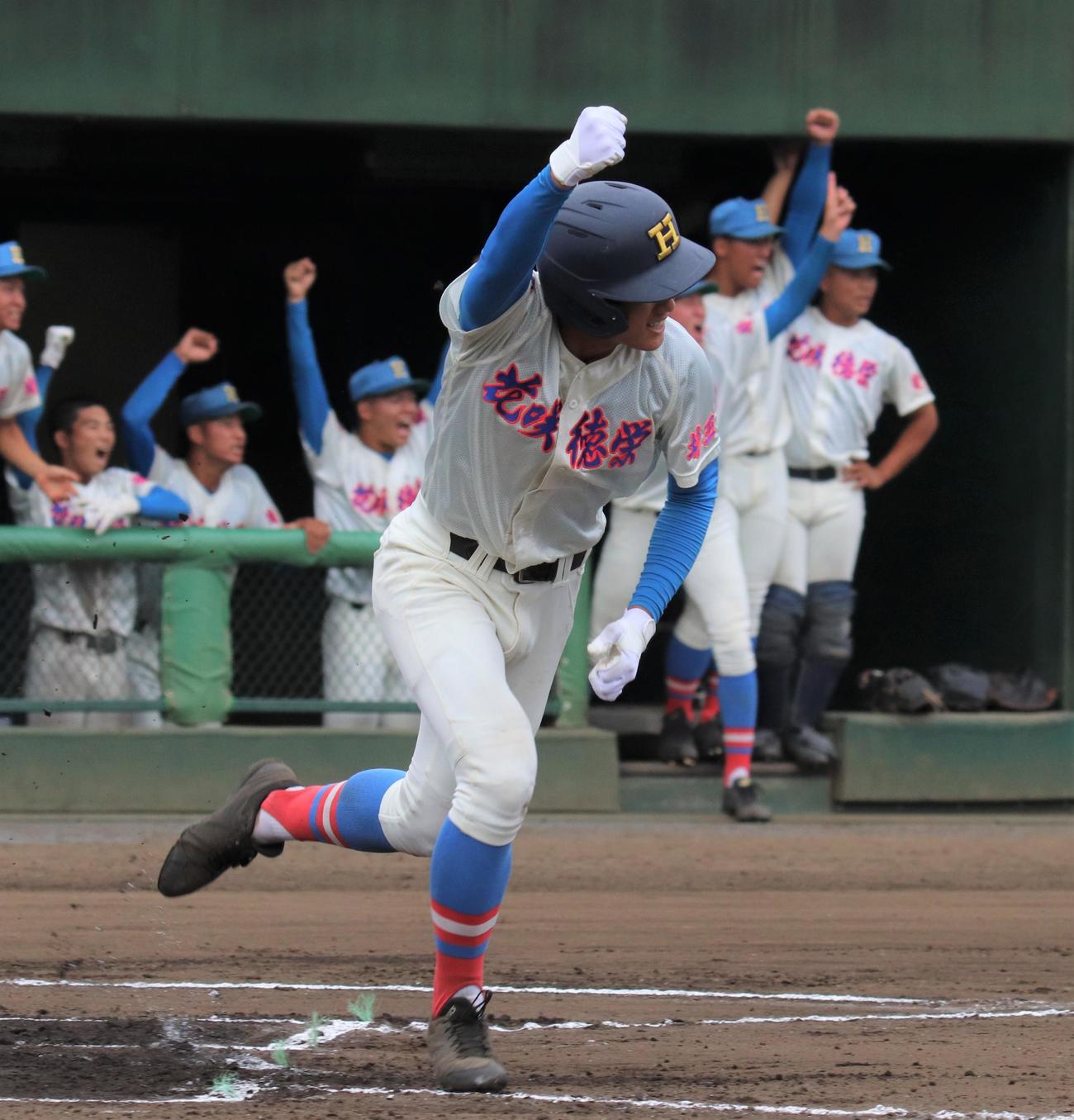 花咲徳栄対山村学園　6回表花咲徳栄無死満塁　右越え適時三塁打を放ちガッツポーズをする石塚（撮影・星夏穂）
