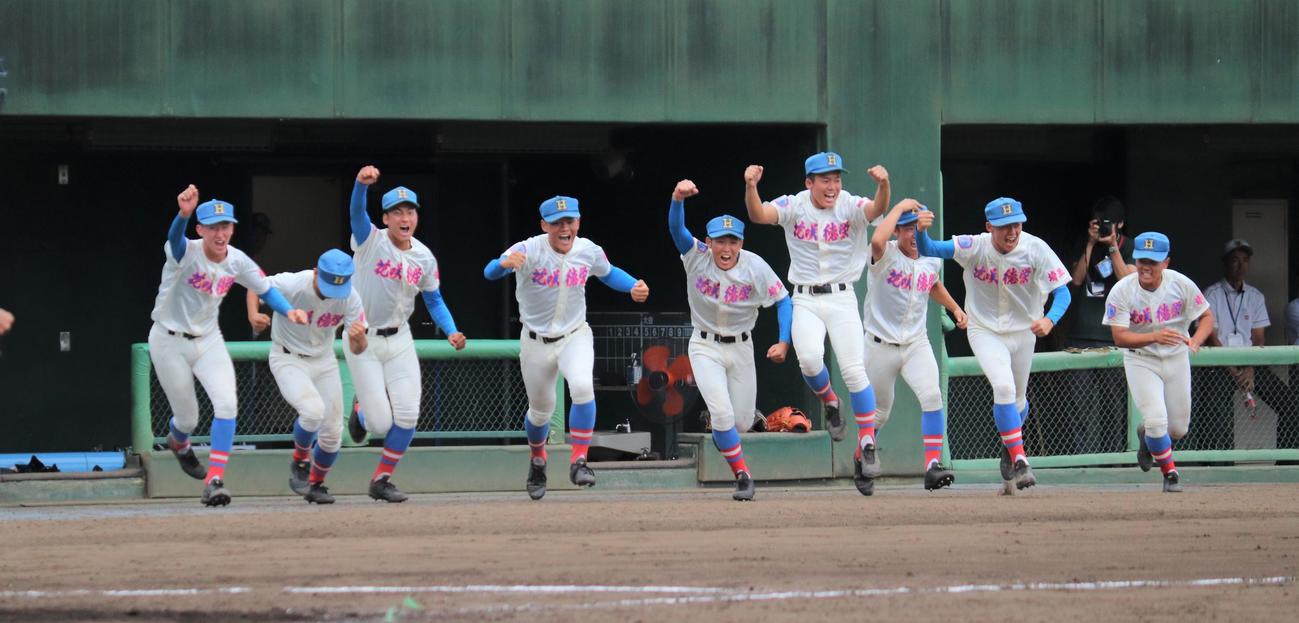 花咲徳栄対山村学園　勝利し喜ぶ花咲徳栄ナイン（撮影・星夏穂）