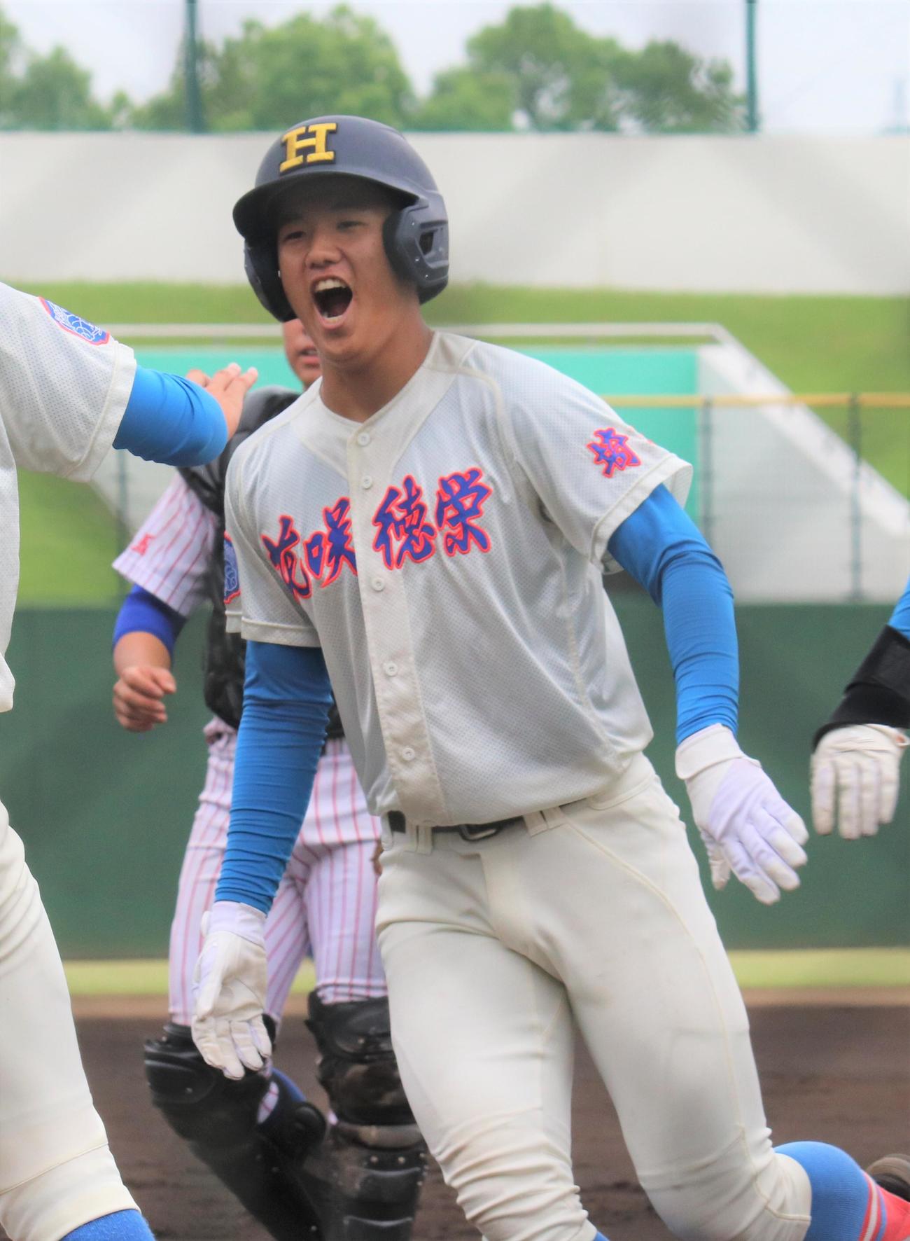 花咲徳栄対山村学園　1回表花咲徳栄2死一塁　左越え本塁打を放ち生還する石塚（撮影・星夏穂）