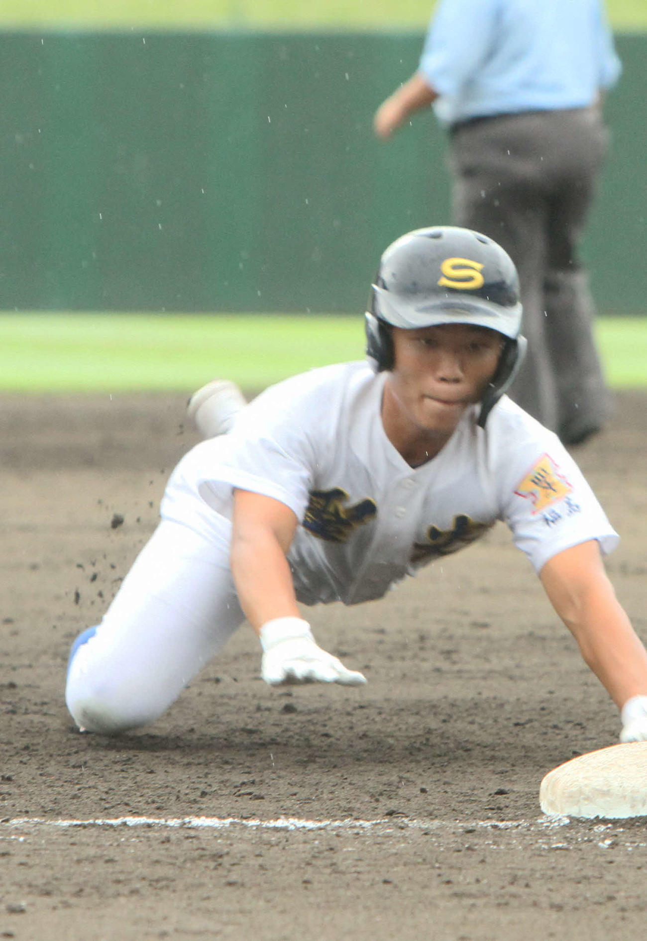 9回、聖光学院の二走・深谷は、竹田の右飛で三塁にヘッドスライディング