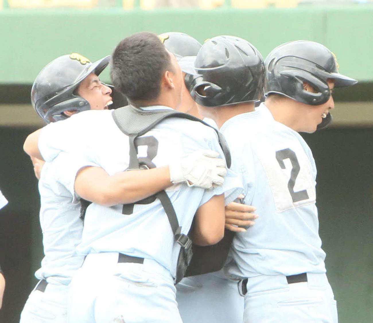 9回、サヨナラ勝ちに大喜びの学法石川ナイン
