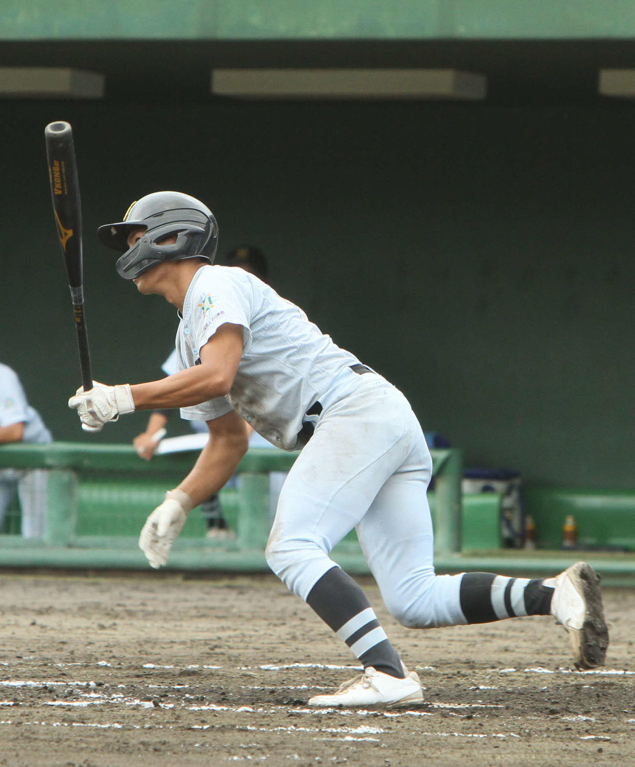9回、中越えにサヨナラ打を放つ学法石川・岸波
