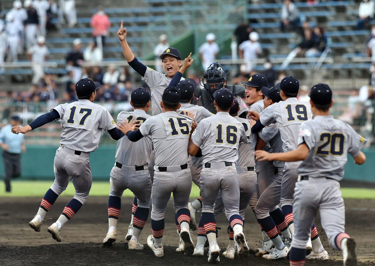 3年連続12度目の優勝を果たし、右手人さし指を突き上げて喜ぶ青森山田・関（左から3人目）らナイン（撮影・相沢孔志）