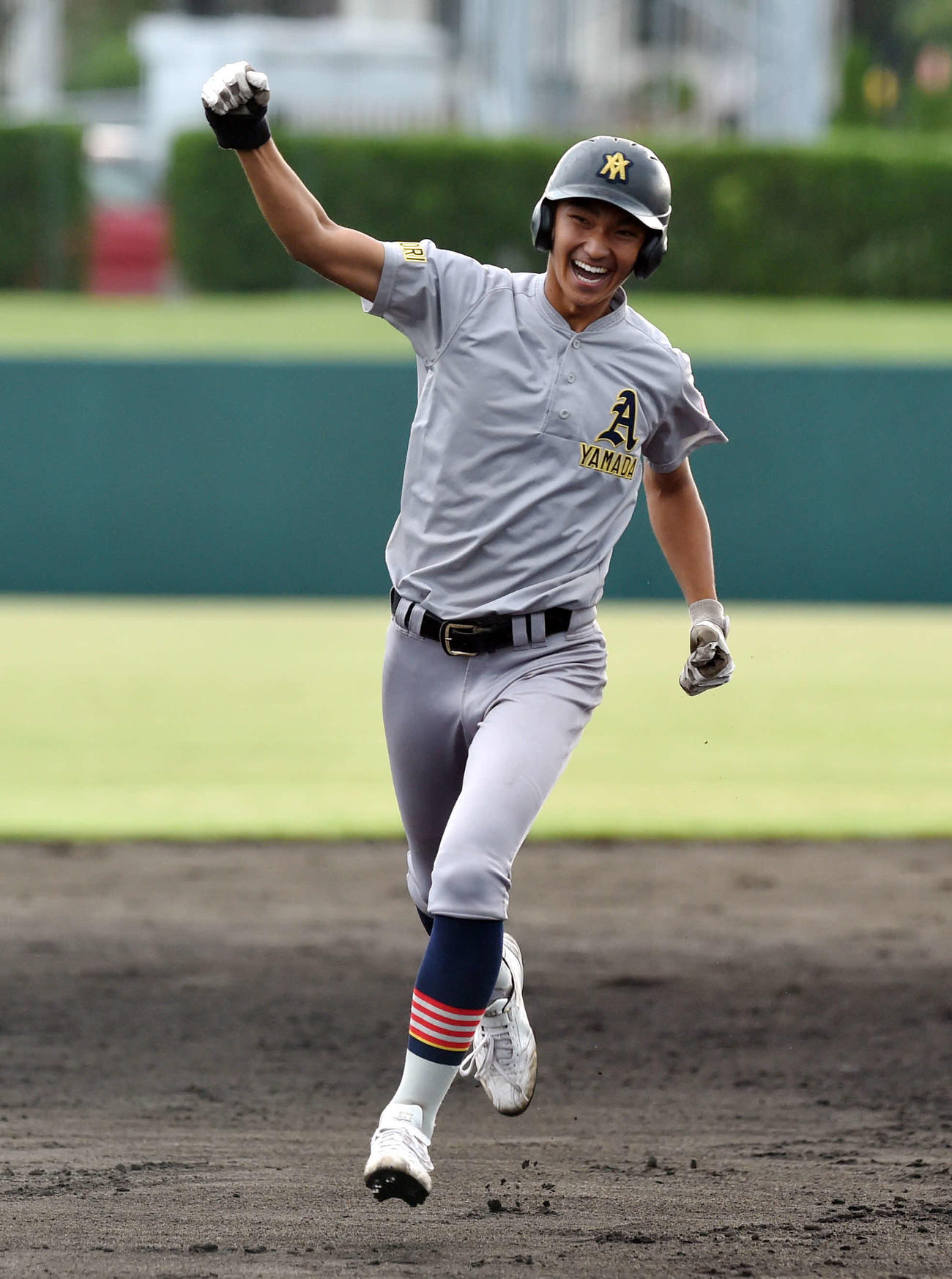 6回、3点本塁打を放った代打・蛯名はガッツポーズ