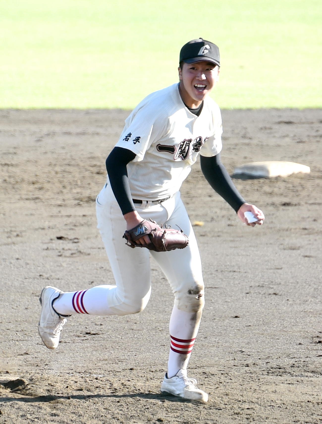 一関学院対久慈　9回裏久慈2死、最後の打者を空振り三振に仕留めて笑顔の一関学院・高沢（撮影・山田愛斗）