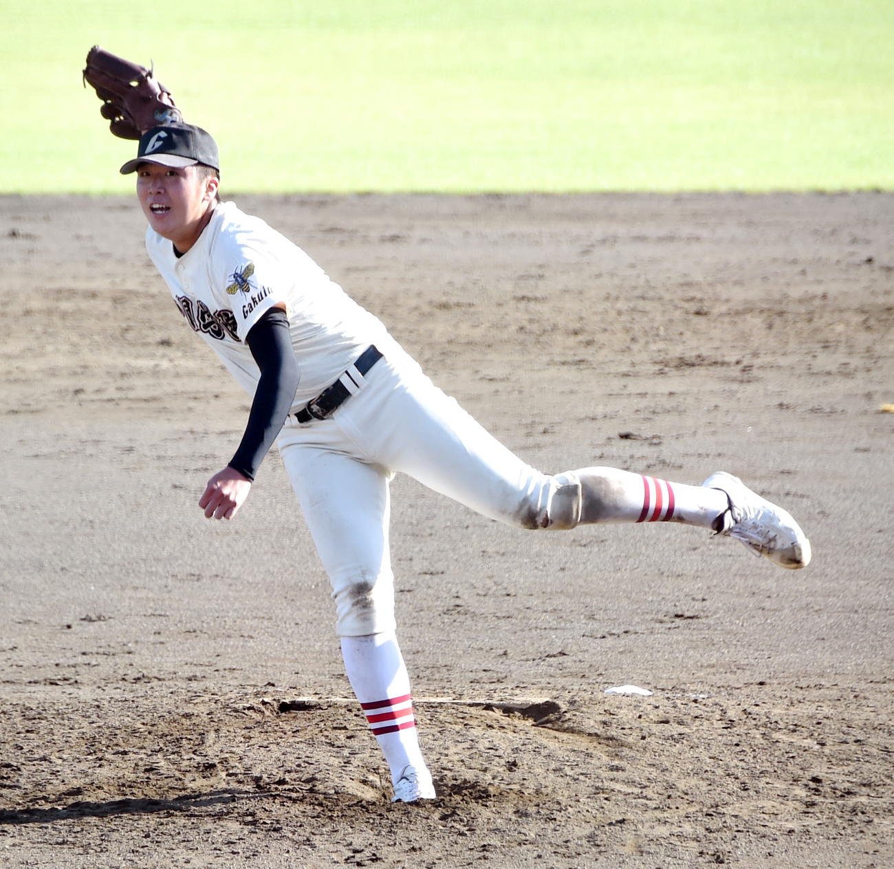 一関学院対久慈　9回裏久慈2死、最後の打者を空振り三振に仕留める一関学院・高沢（撮影・山田愛斗）