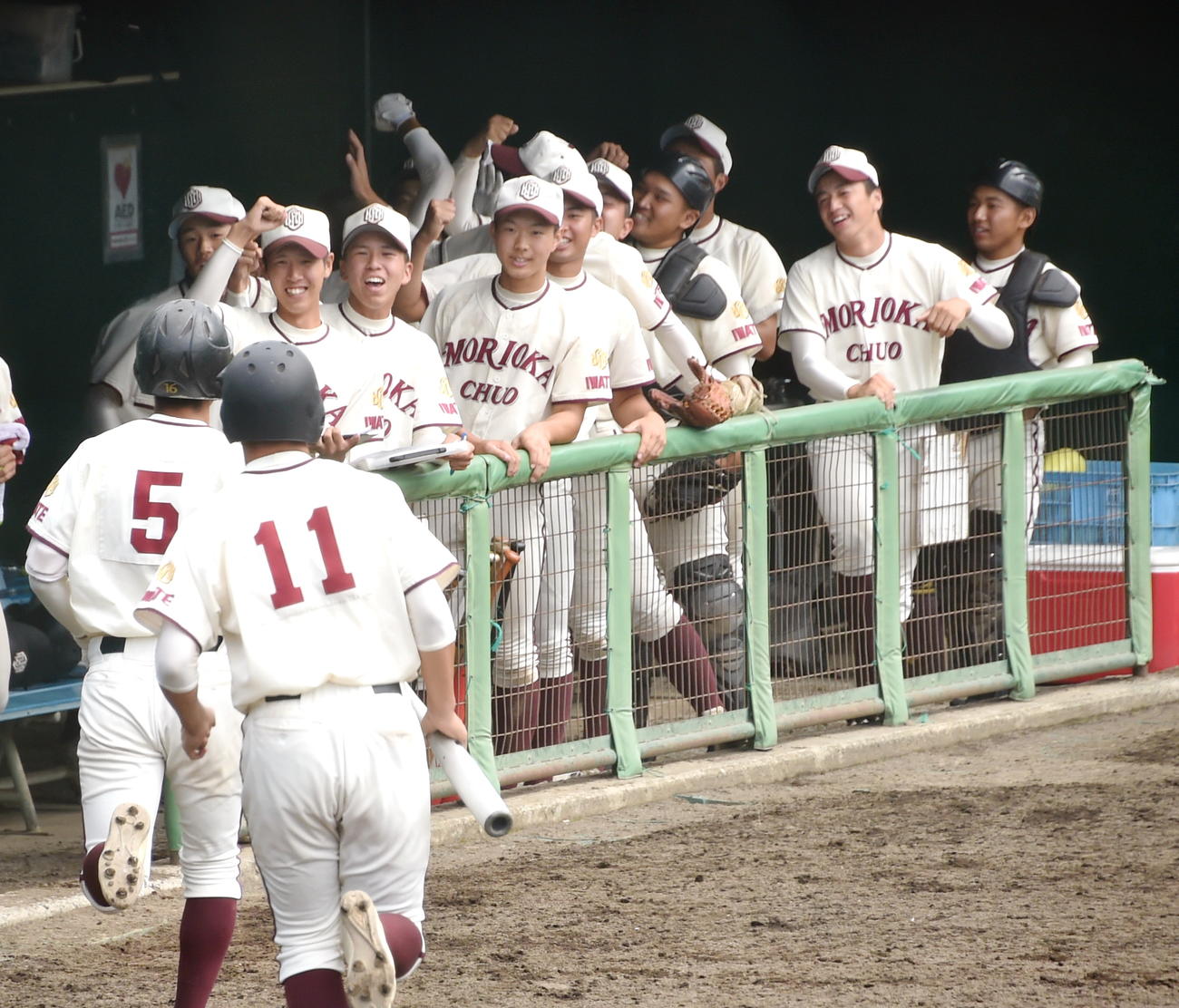 盛岡中央対水沢工　8回表盛岡中央無死、田代（左）がソロ本塁打を放ち盛り上がる盛岡中央ベンチ（撮影・山田愛斗）
