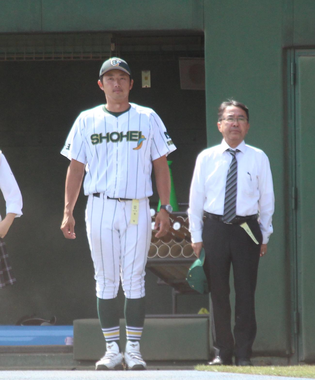 花咲徳栄対昌平　試合後、あいさつをする昌平・岩崎監督（撮影・保坂恭子）