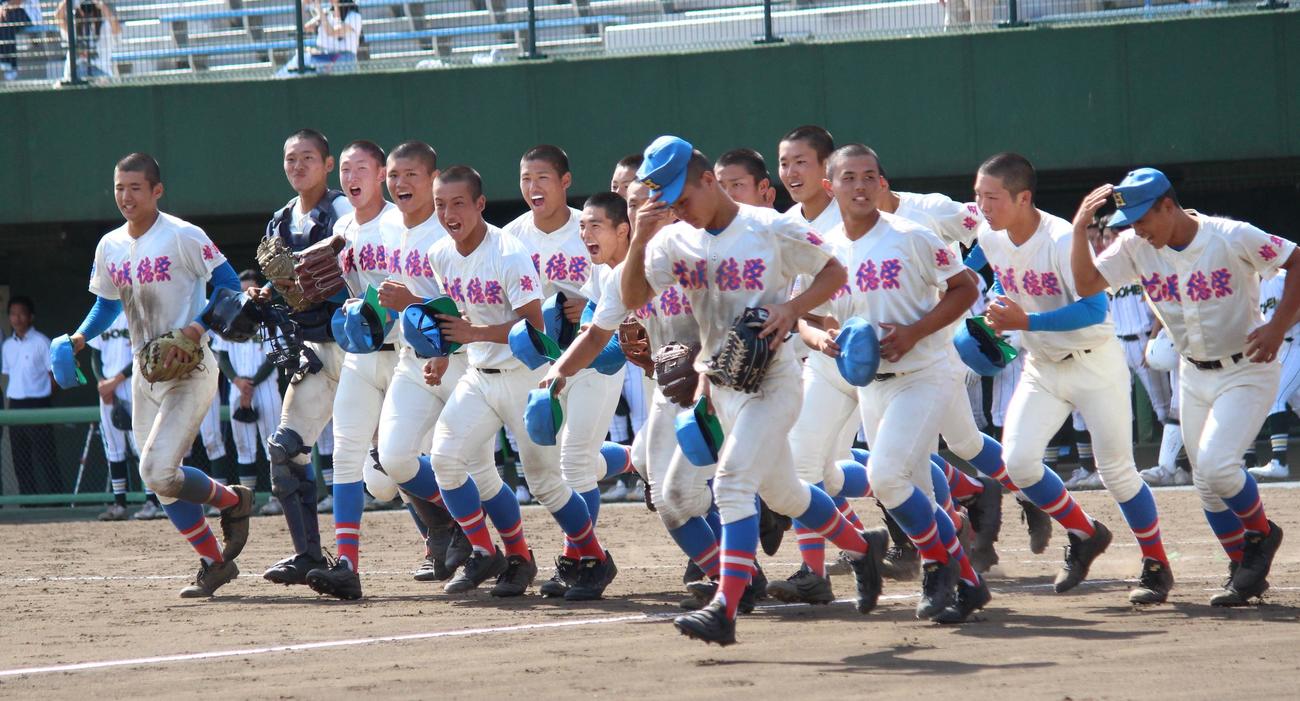 花咲徳栄対昌平　試合後、スタンドに駆け出す花咲徳栄の選手たち（撮影・保坂恭子）