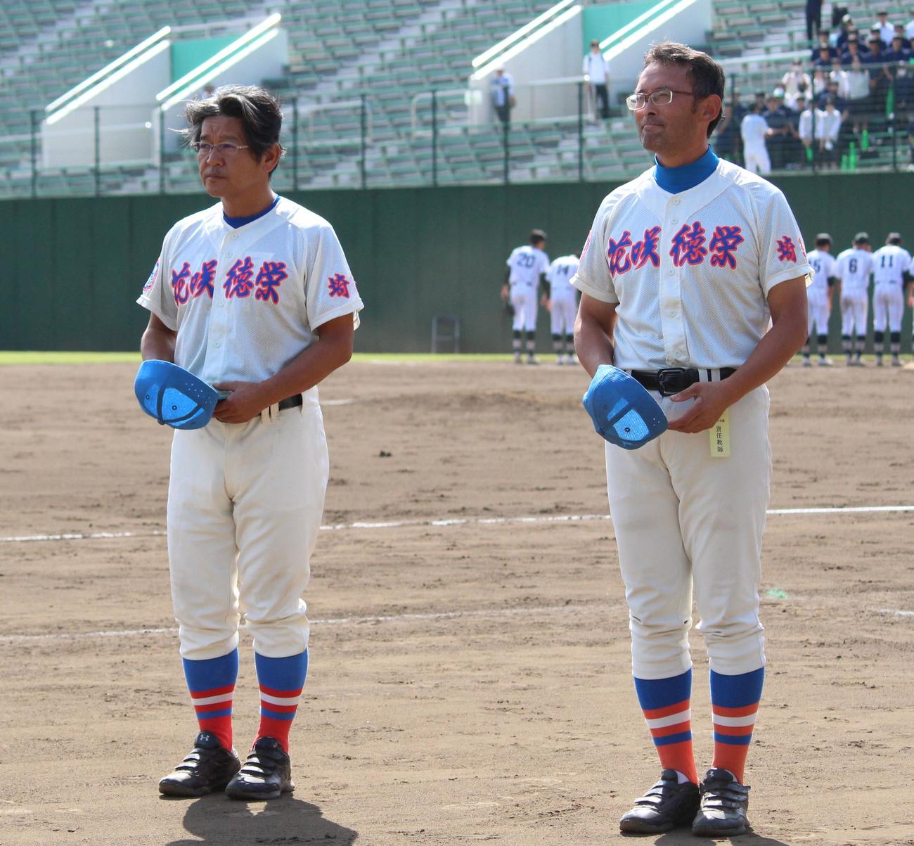 花咲徳栄対昌平　試合後、あいさつをする花咲徳栄・岩井監督（左）（撮影・保坂恭子）