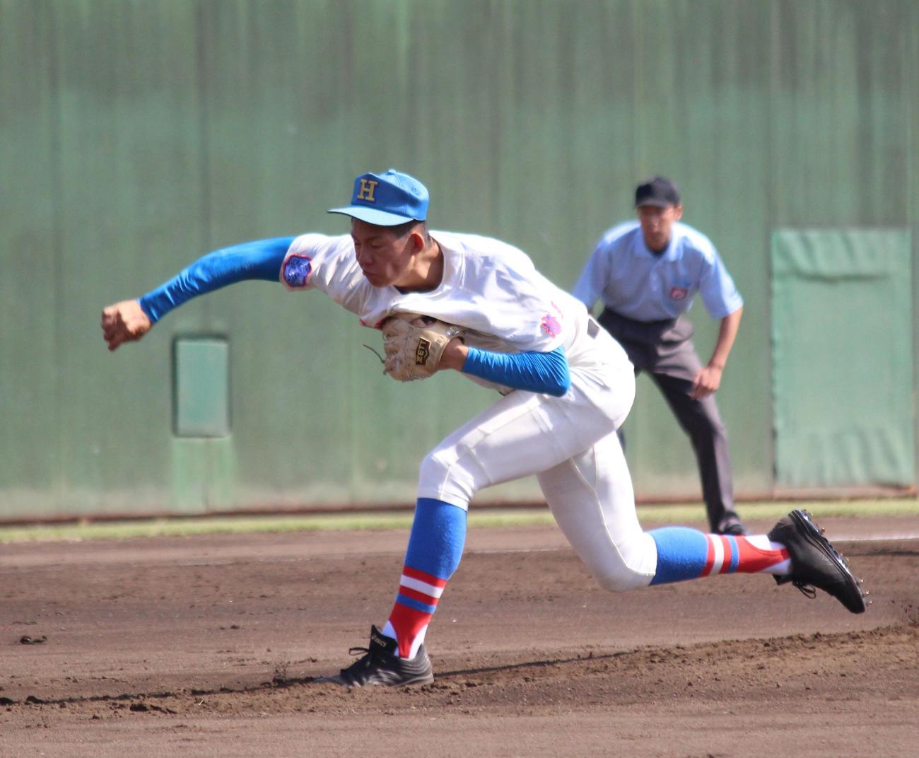 花咲徳栄対昌平　先発し、力投する花咲徳栄・和久井（撮影・保坂恭子）