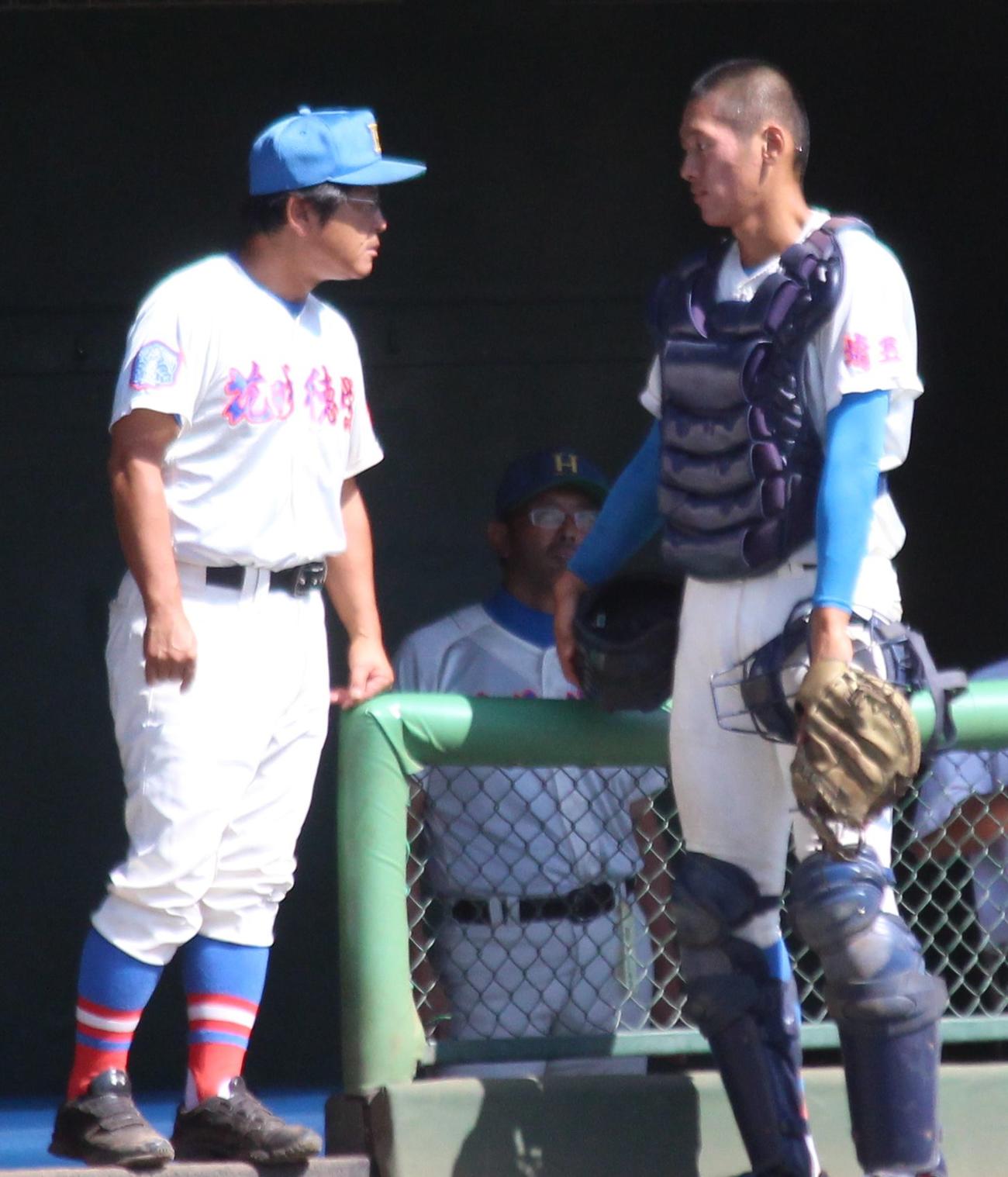 花咲徳栄対昌平　イニング間に田畑（右）と話す花咲徳栄・岩井監督（左）（撮影・保坂恭子）