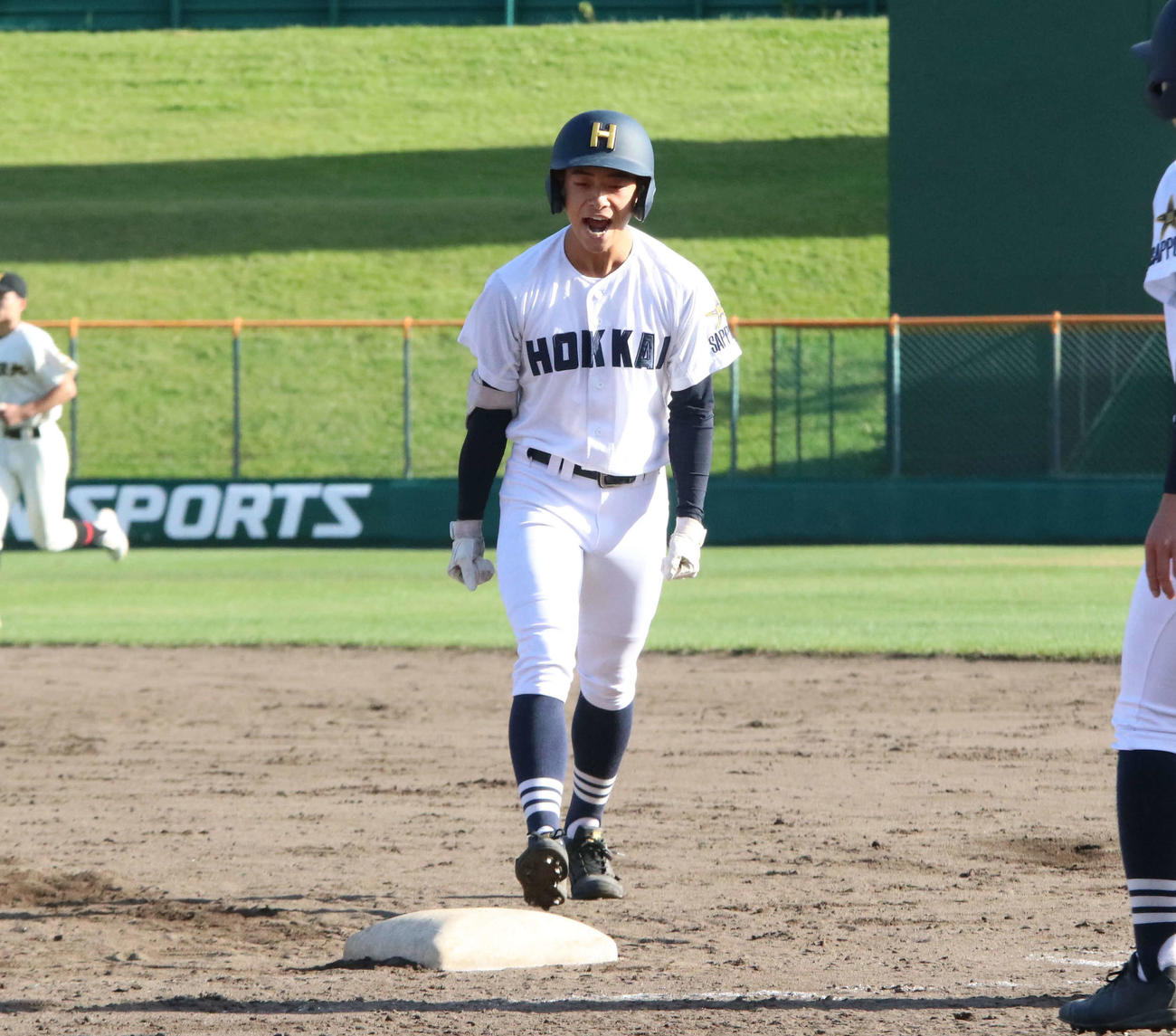 北海対札幌日大　9回表北海1死一、三塁、中前に勝ち越し適時打を放ち吠える片岡（撮影・山崎純一）