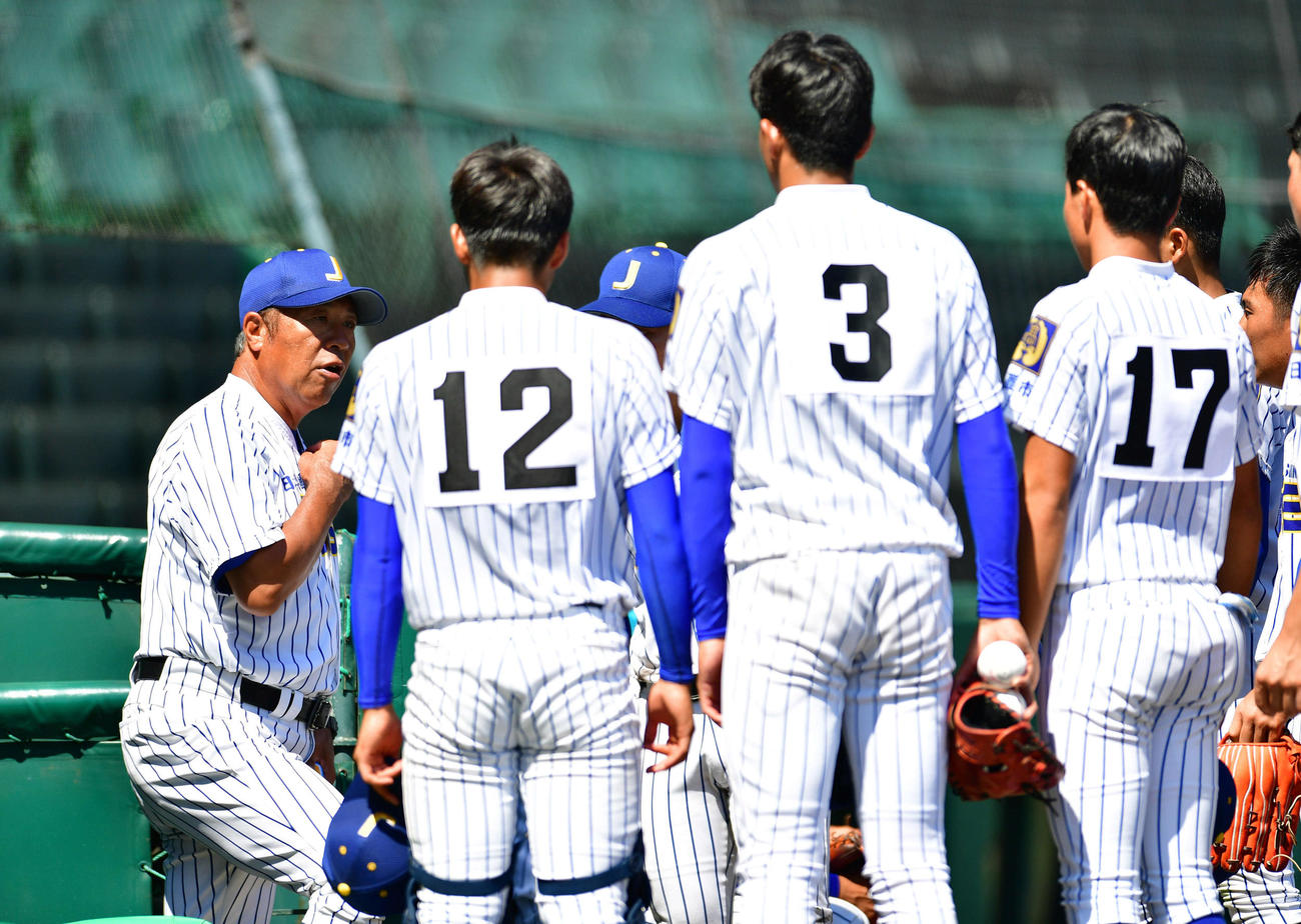 鹿児島城西対加藤学園　5回表の攻撃前、ナインに指示を出す鹿児島城西・佐々木監督（左端）（2020年8月12日）
