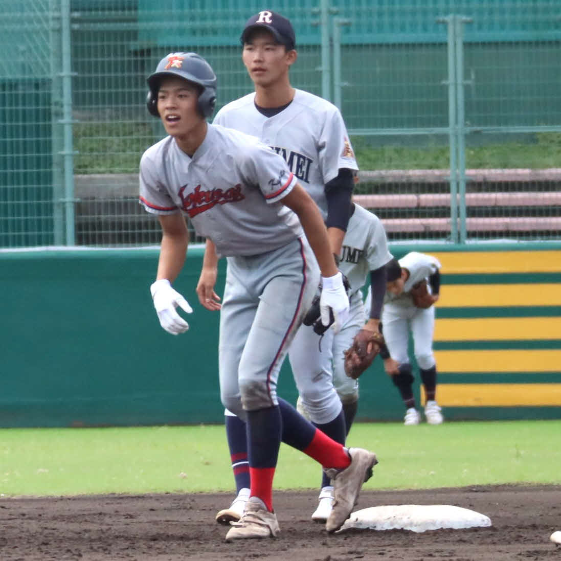 秋季京都府高校野球大会　京都国際対立命館宇治　5回中越え適時二塁打を放った京都国際の清水詩太内野手（撮影・村松万里子）