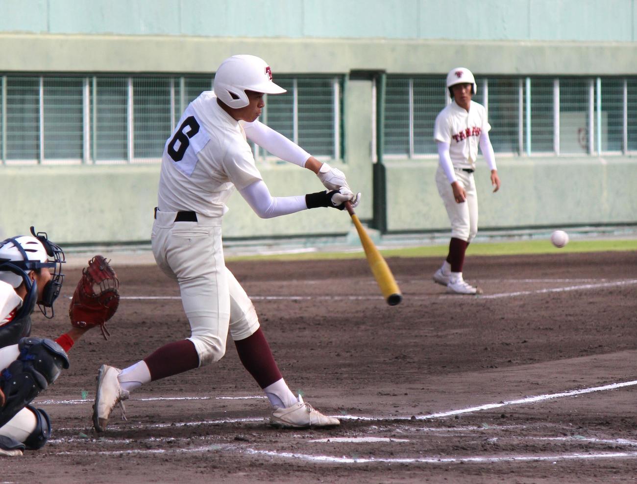 7回、逆転の満塁弾を放つ田辺・山本陣（撮影・柏原誠）