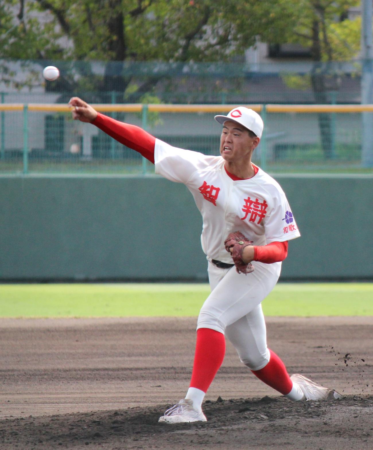 智弁和歌山の先発・中西（撮影・柏原誠）