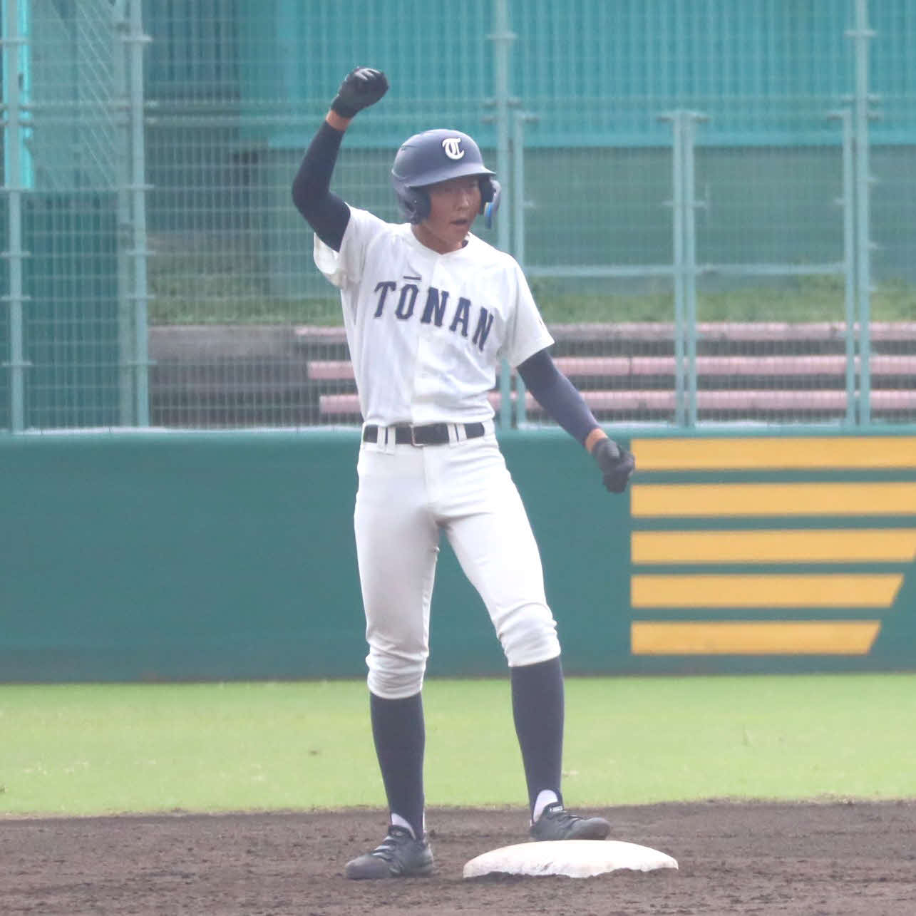 秋季京都府高校野球大会　塔南・開建対京都外大西　5回2死二塁で中適時二塁打を放ち、塁上で喜ぶ塔南・開建の安原悠真投手（撮影・村松万里子）