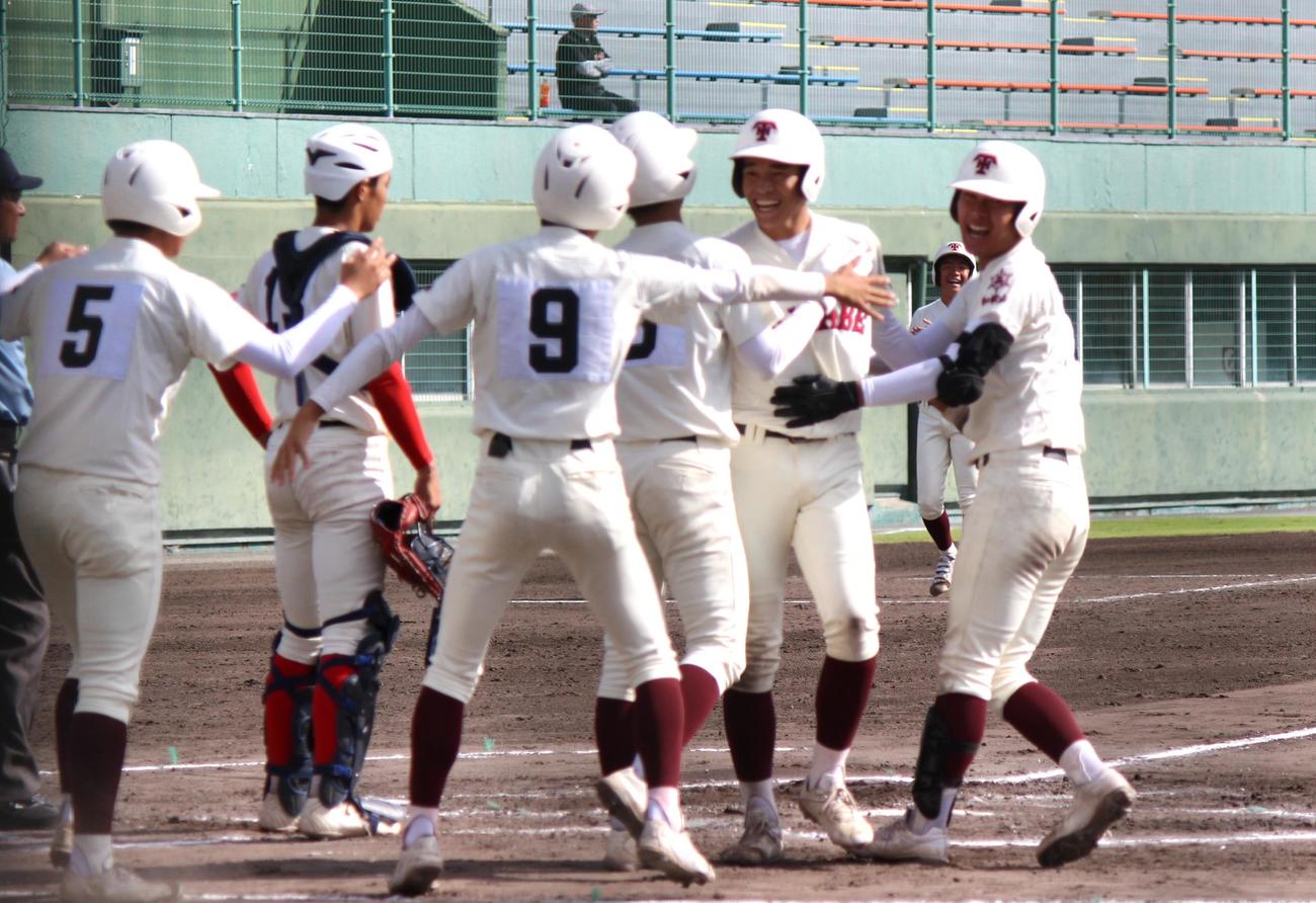 7回、逆転の満塁弾を放った山本陣（右から2人目）を出迎える田辺ナイン（撮影・柏原誠）